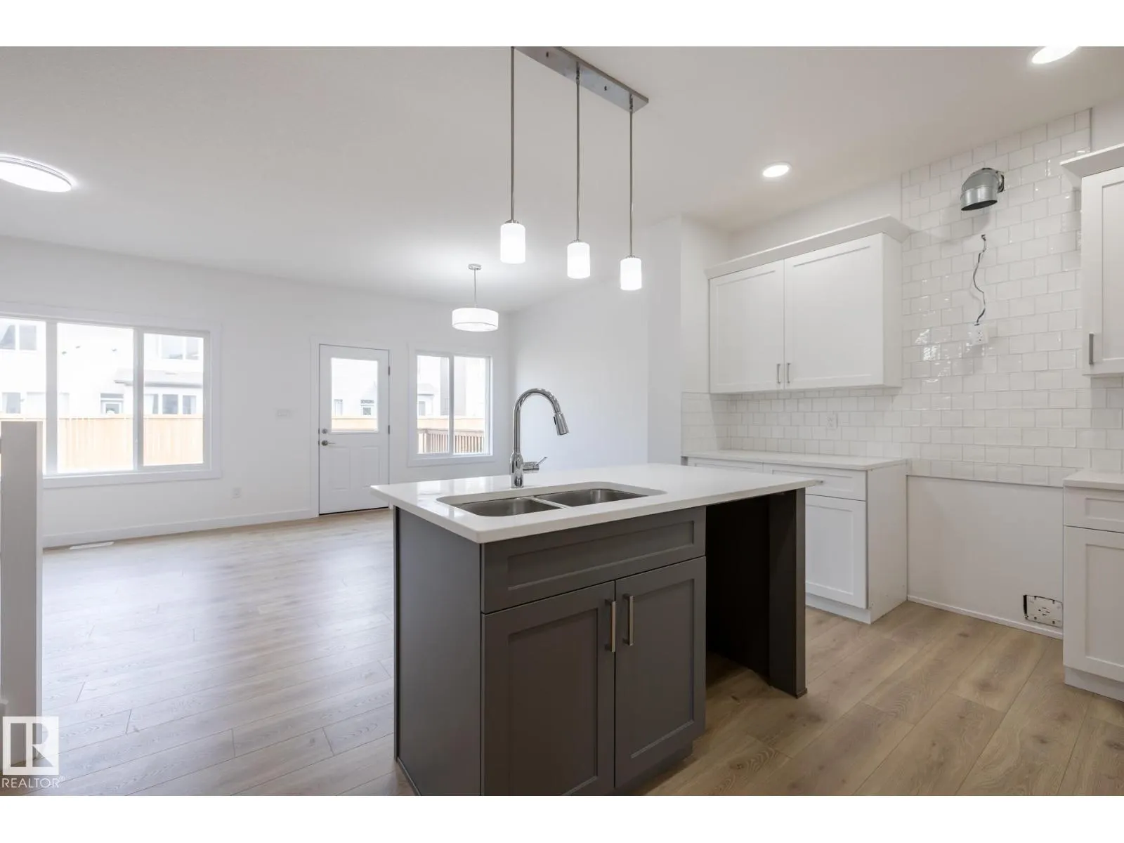 1933 209A ST NW