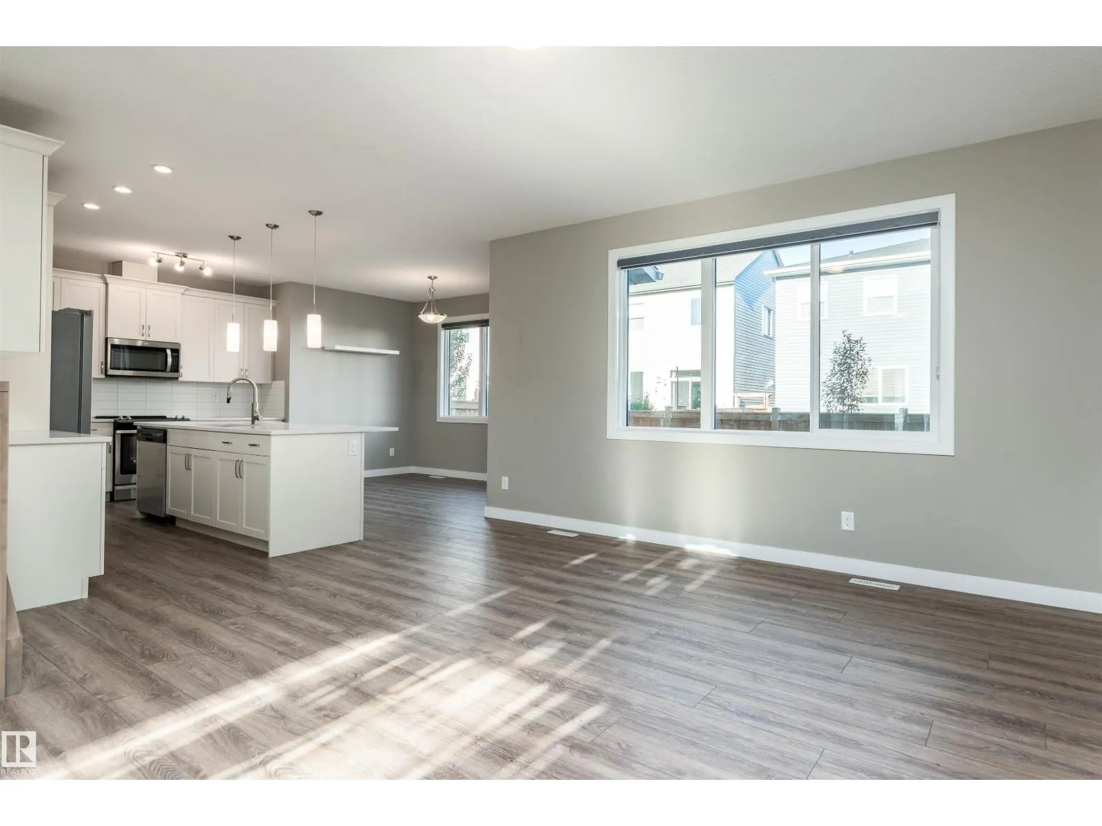 1628 201 ST NW