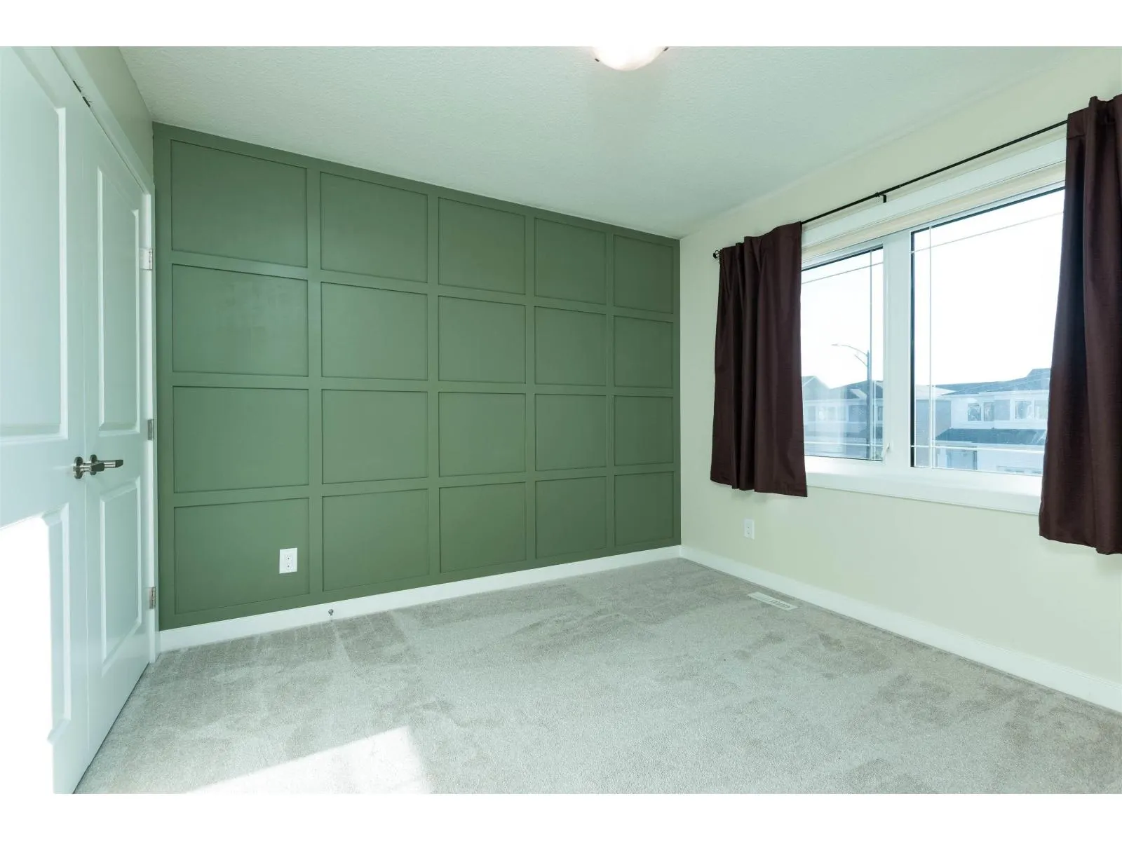 1628 201 ST NW
