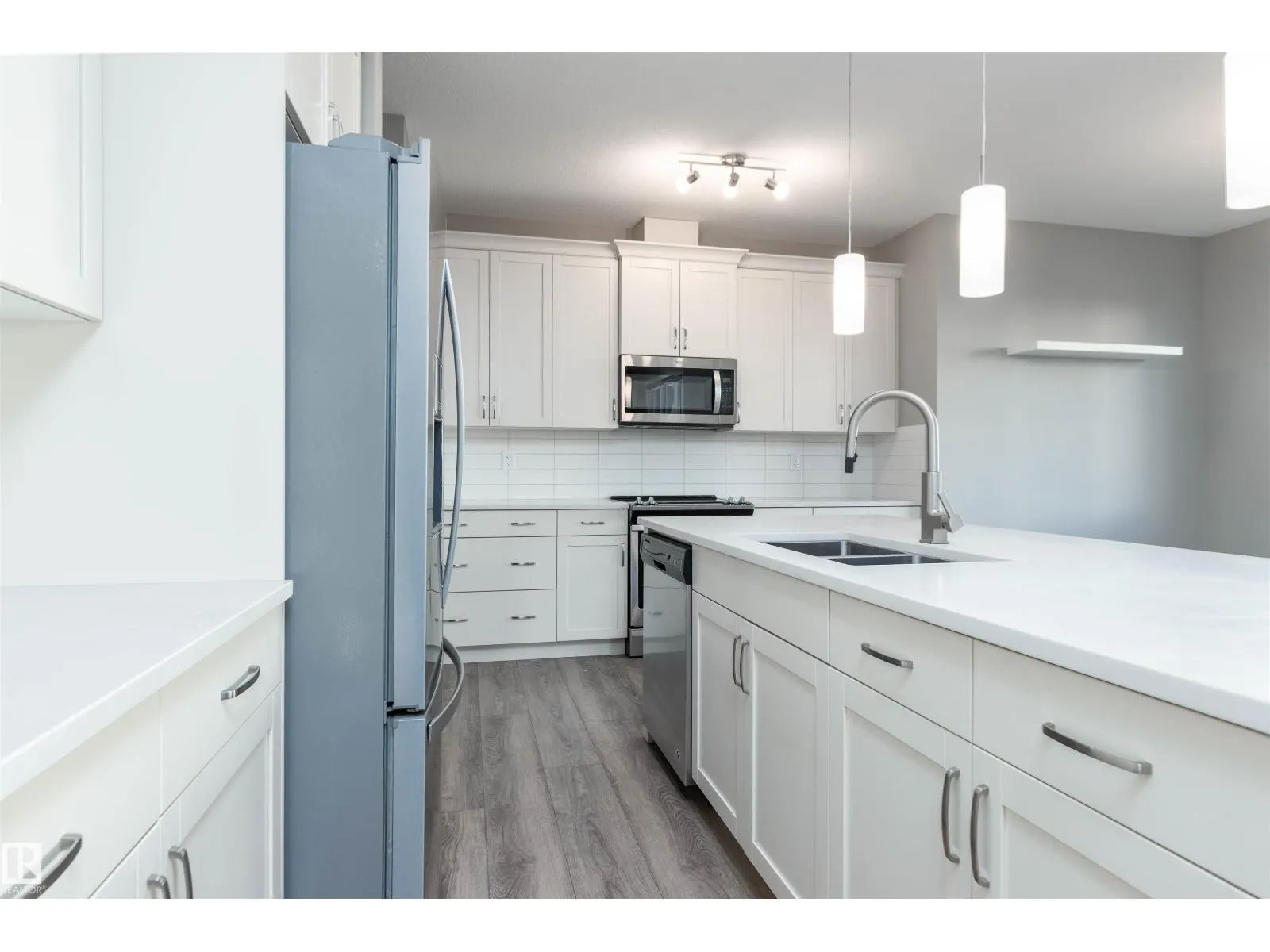 1628 201 ST NW
