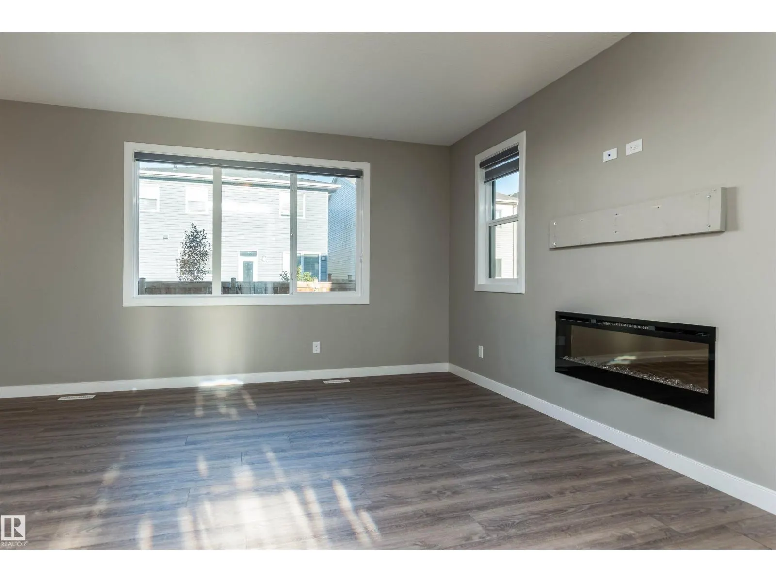 1628 201 ST NW