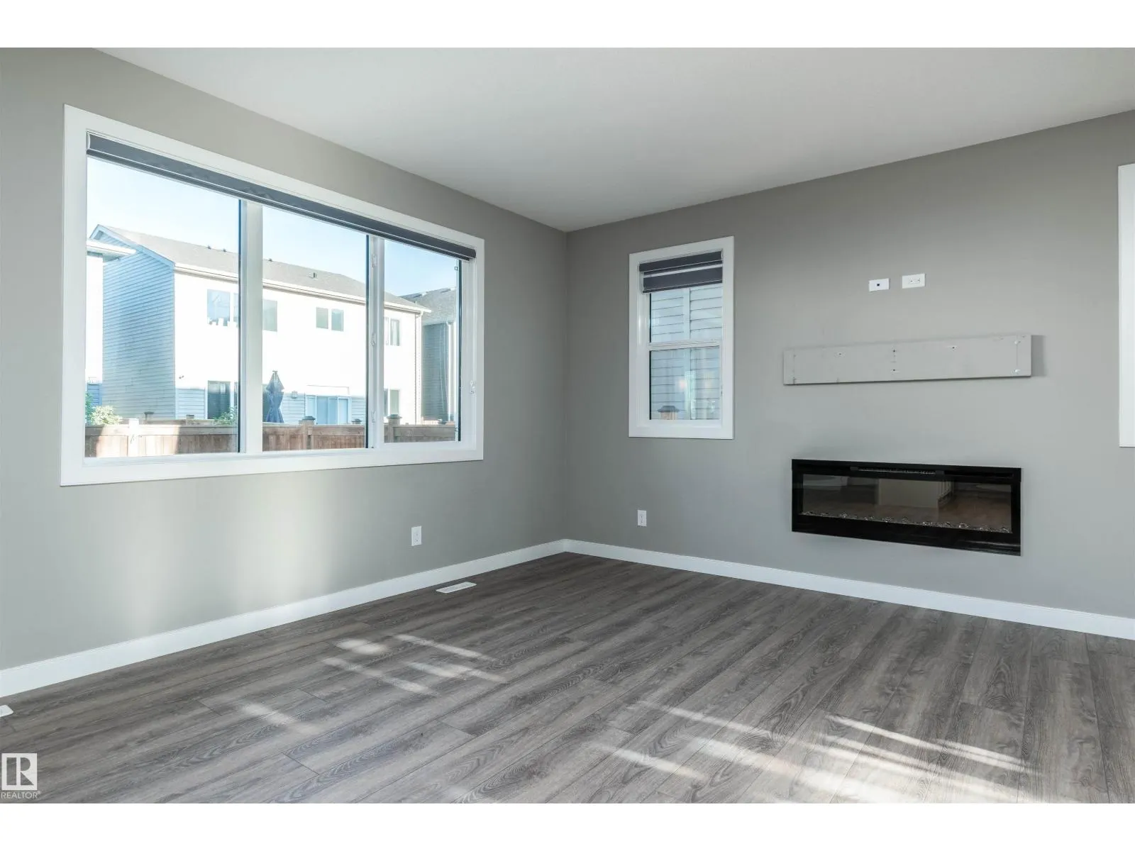 1628 201 ST NW