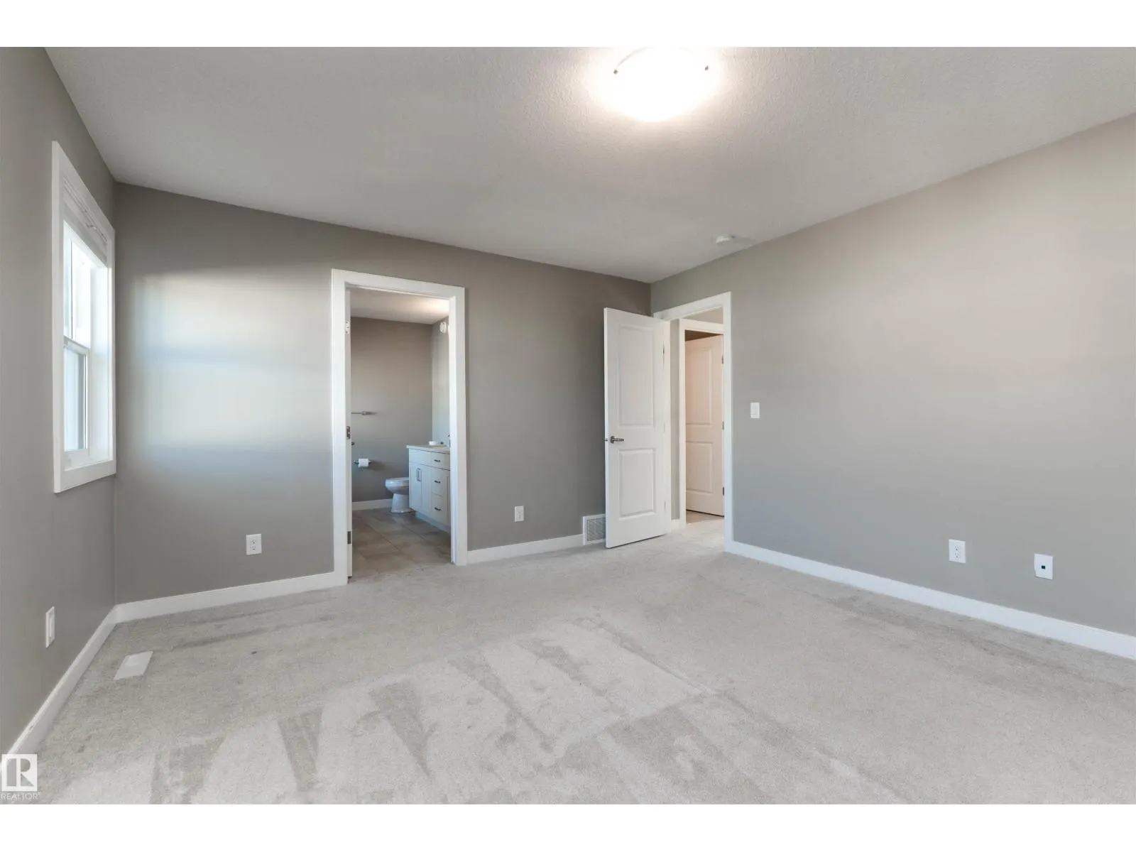 1628 201 ST NW