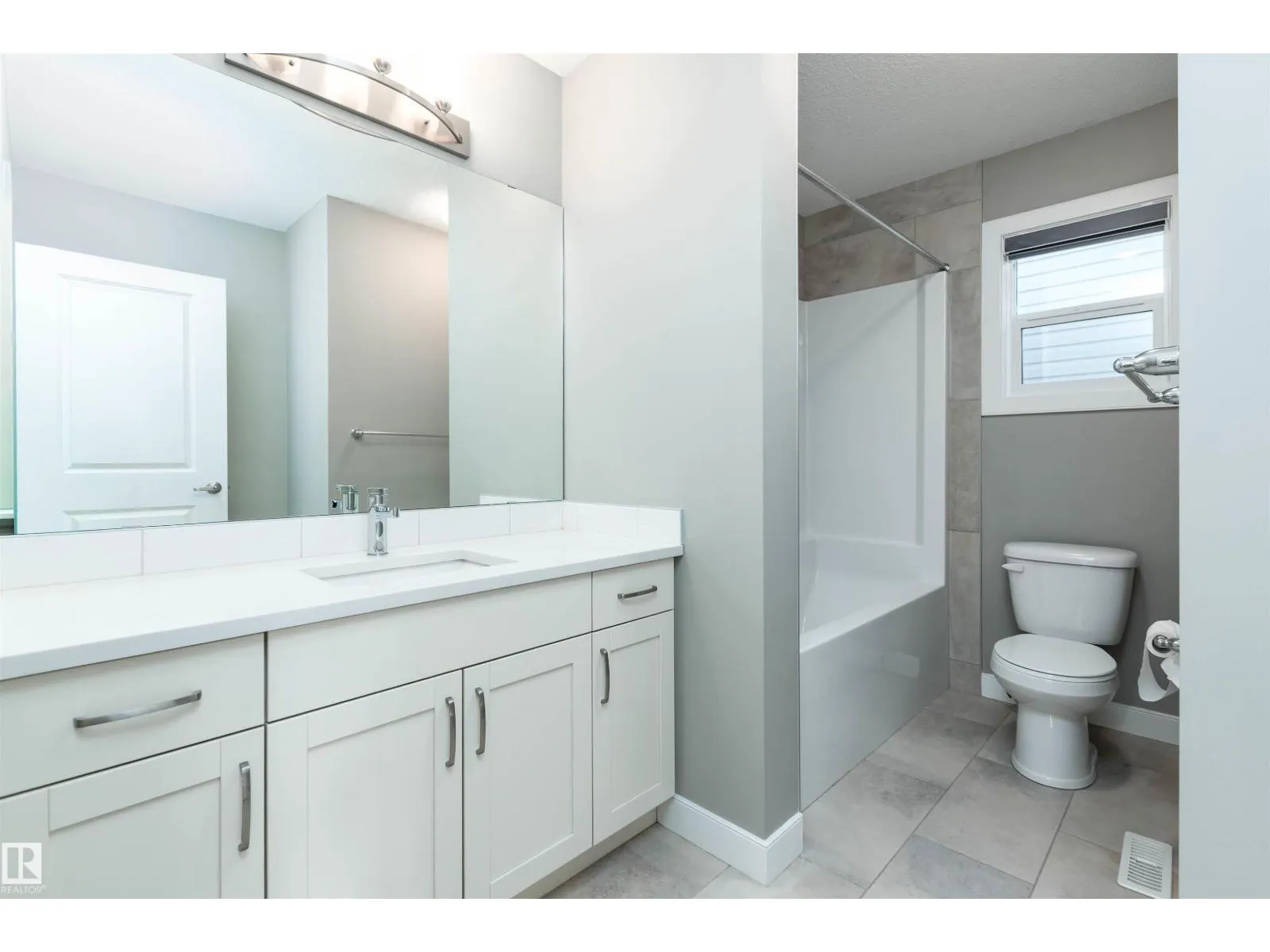 1628 201 ST NW