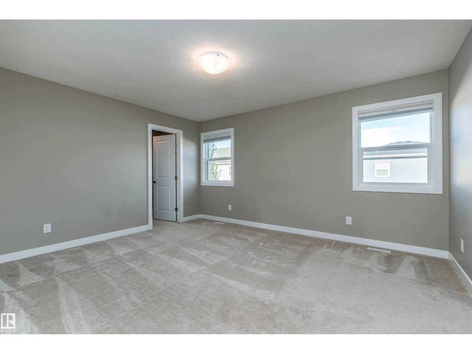 1628 201 ST NW