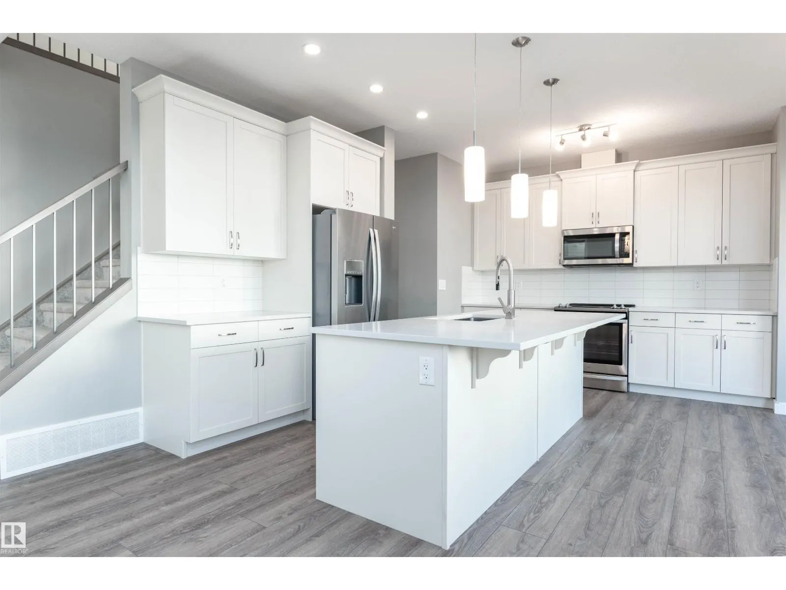 1628 201 ST NW