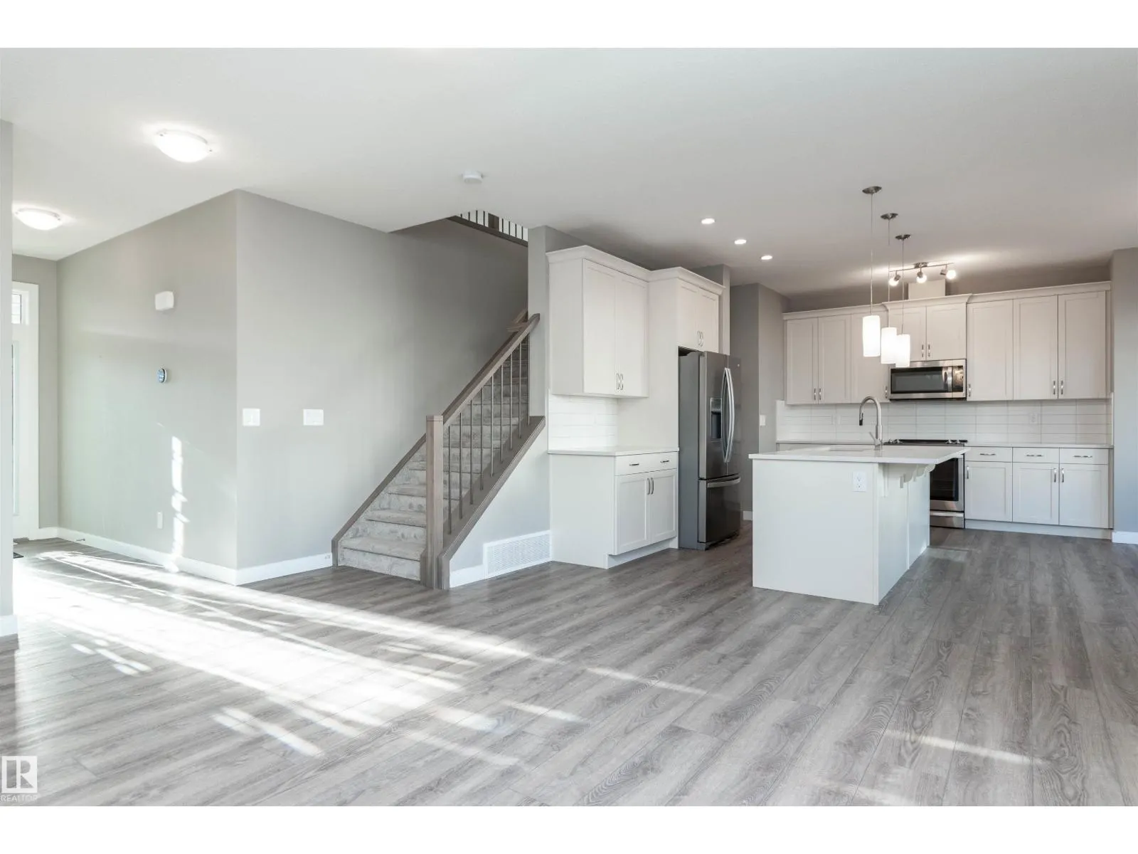 1628 201 ST NW
