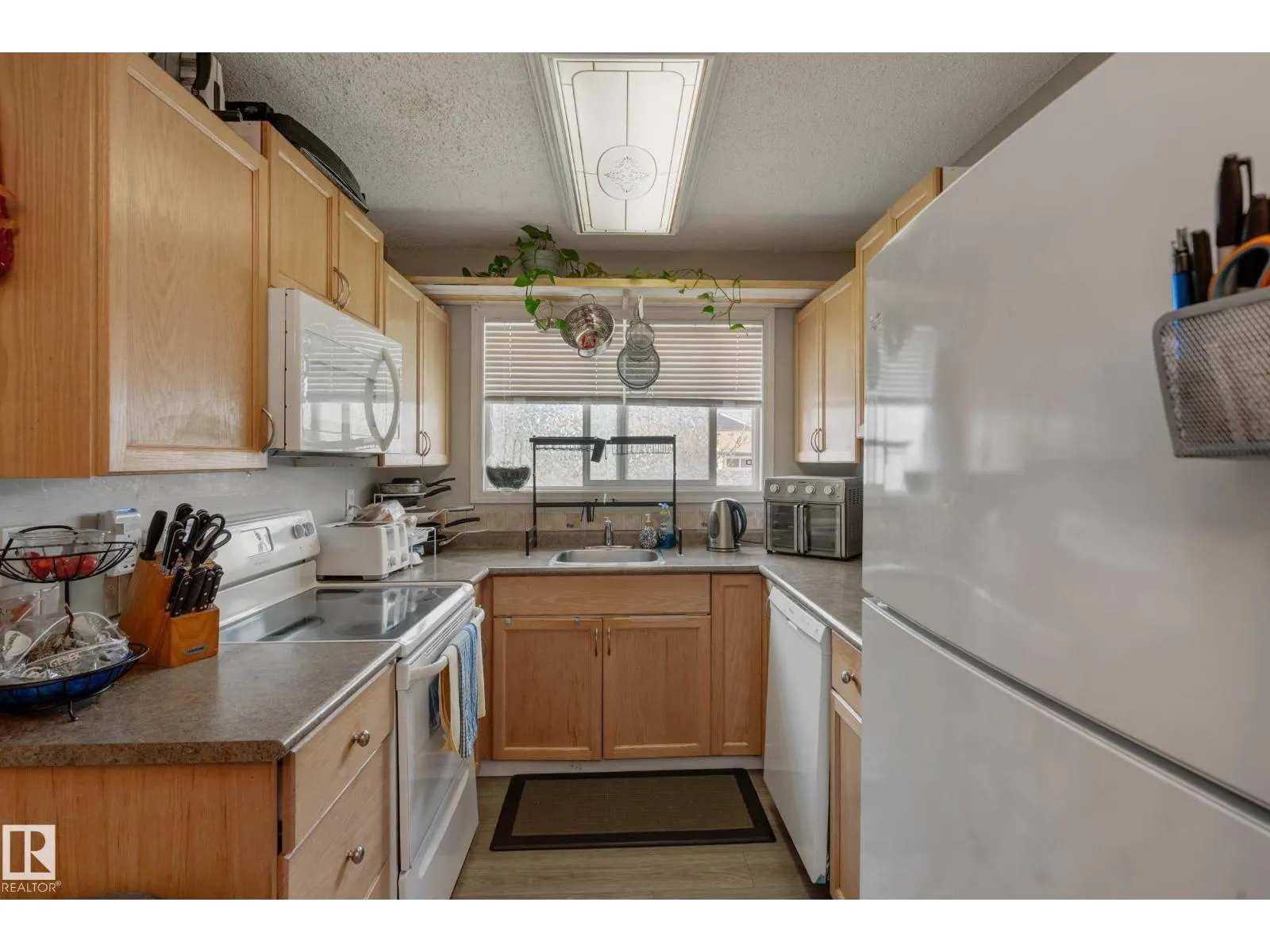 9909 171 AV NW
