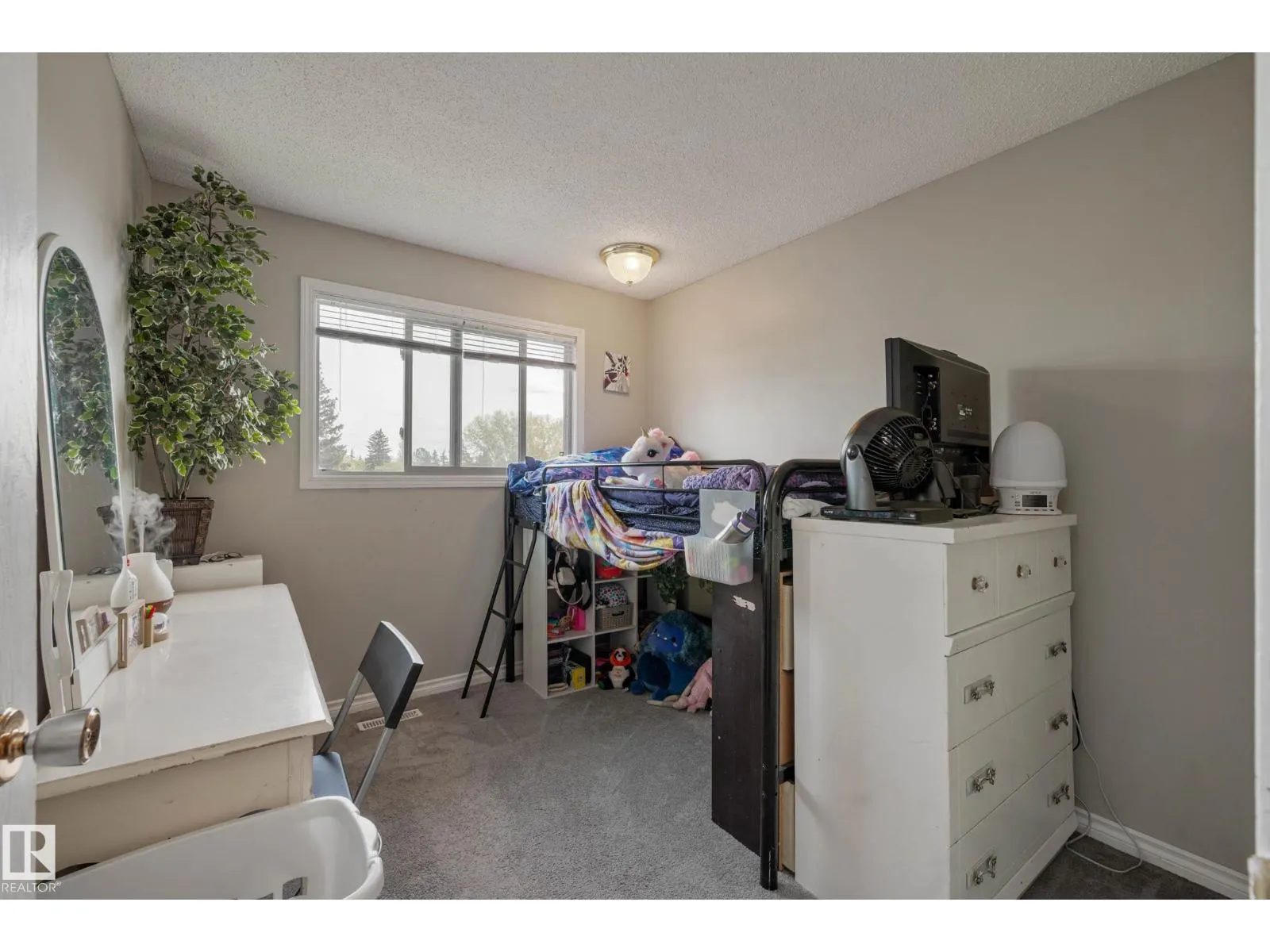 9909 171 AV NW