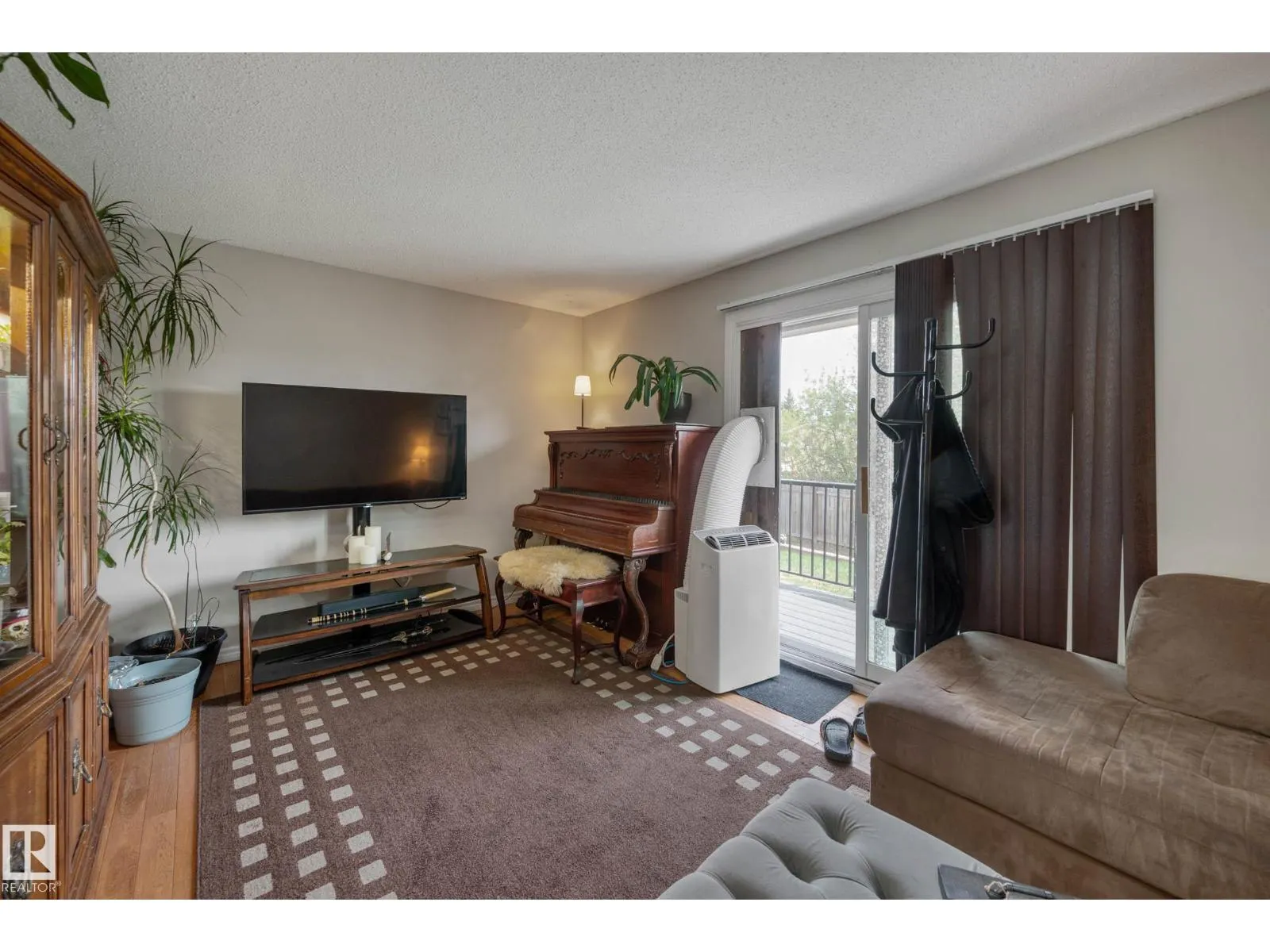 9909 171 AV NW