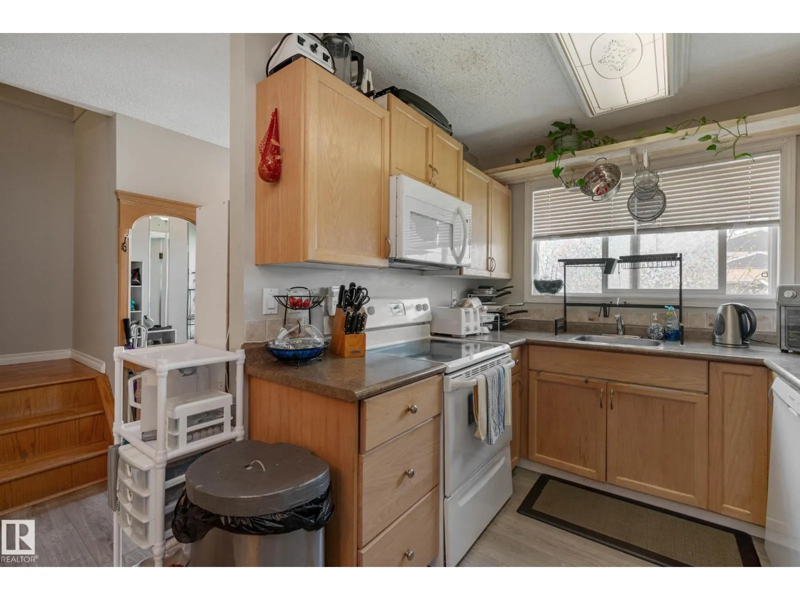 9909 171 AV NW