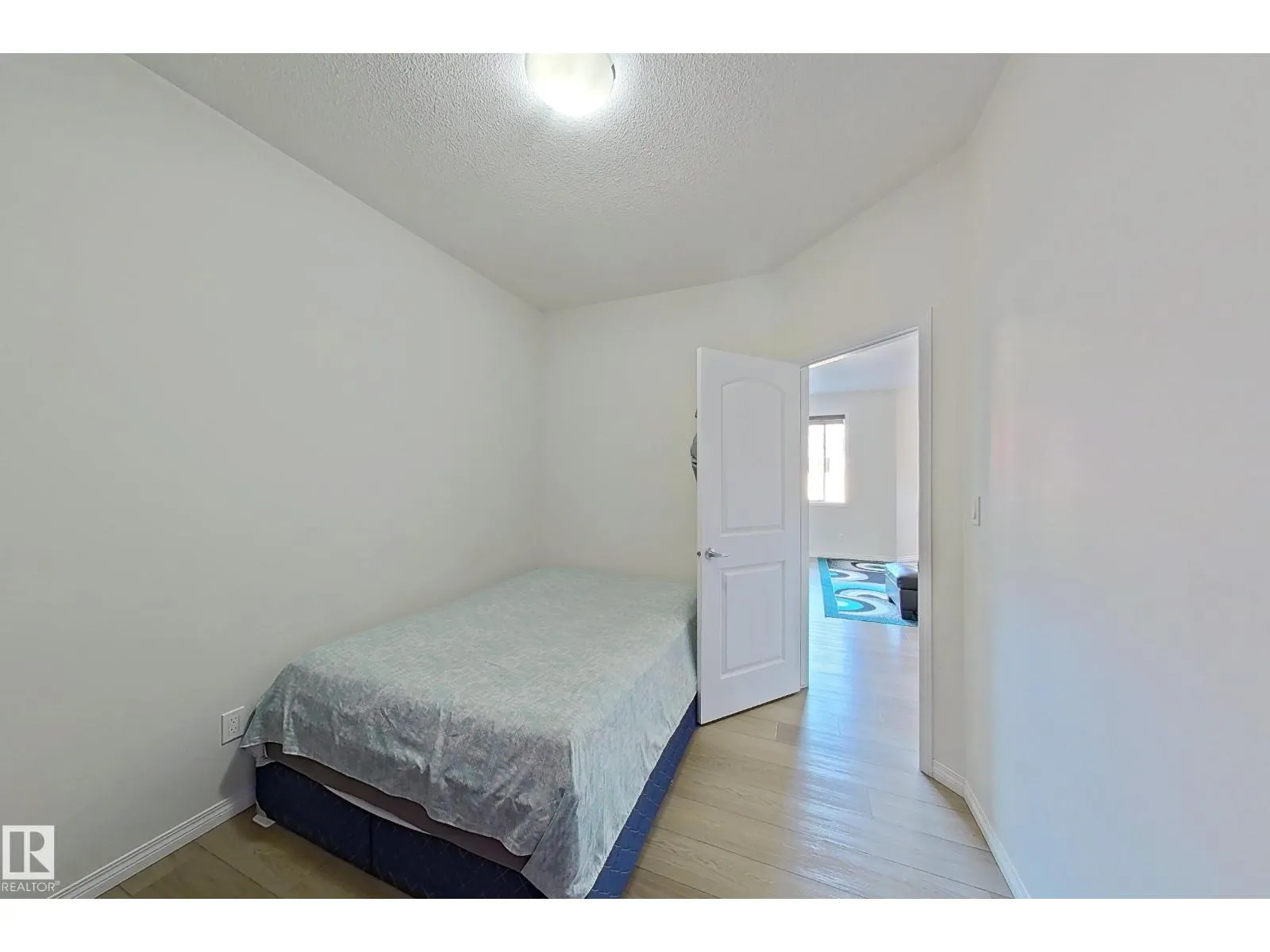 5218 23 AV SW
