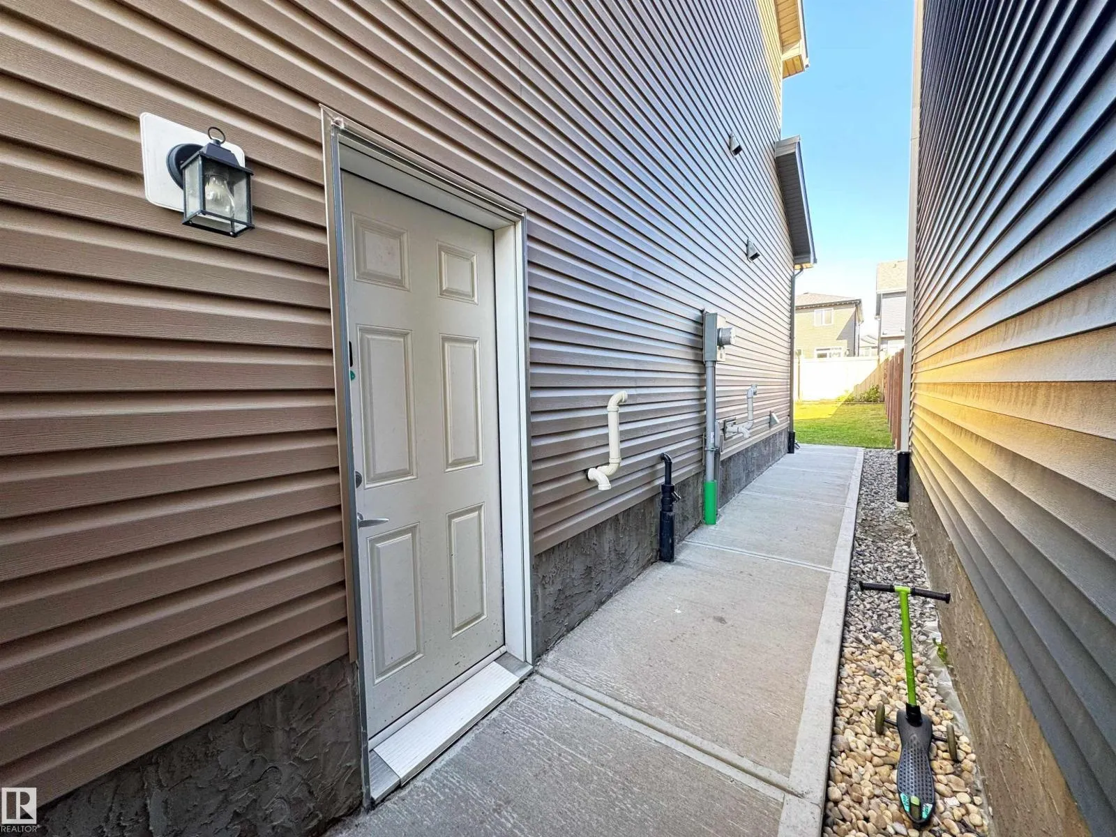 5218 23 AV SW