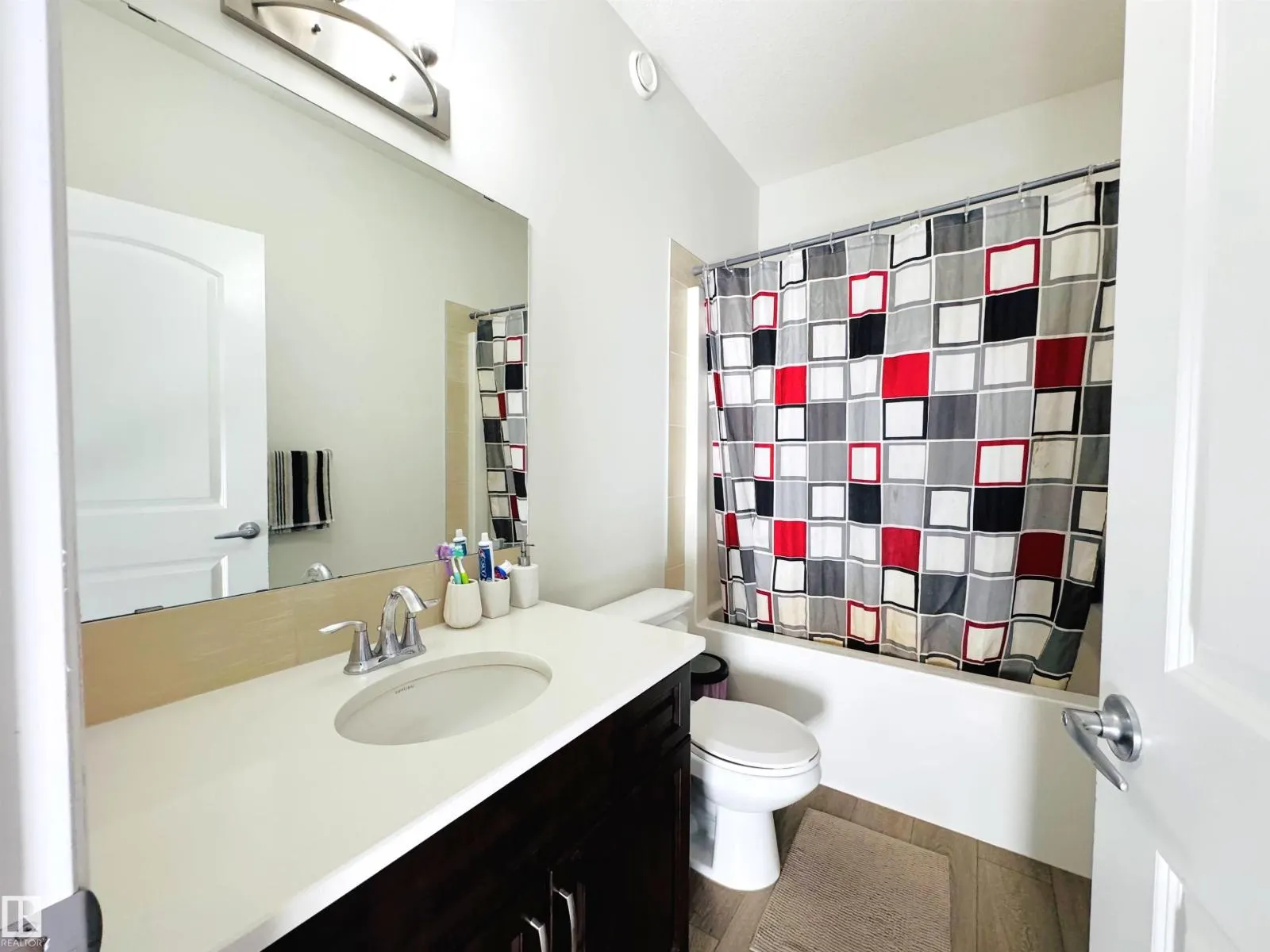 5218 23 AV SW