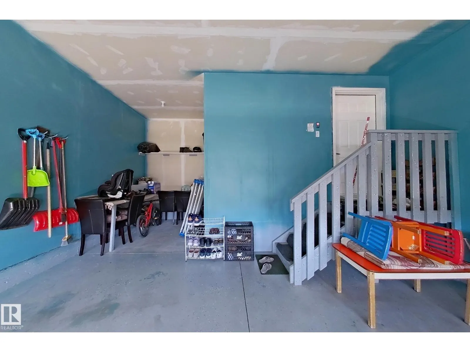 5218 23 AV SW