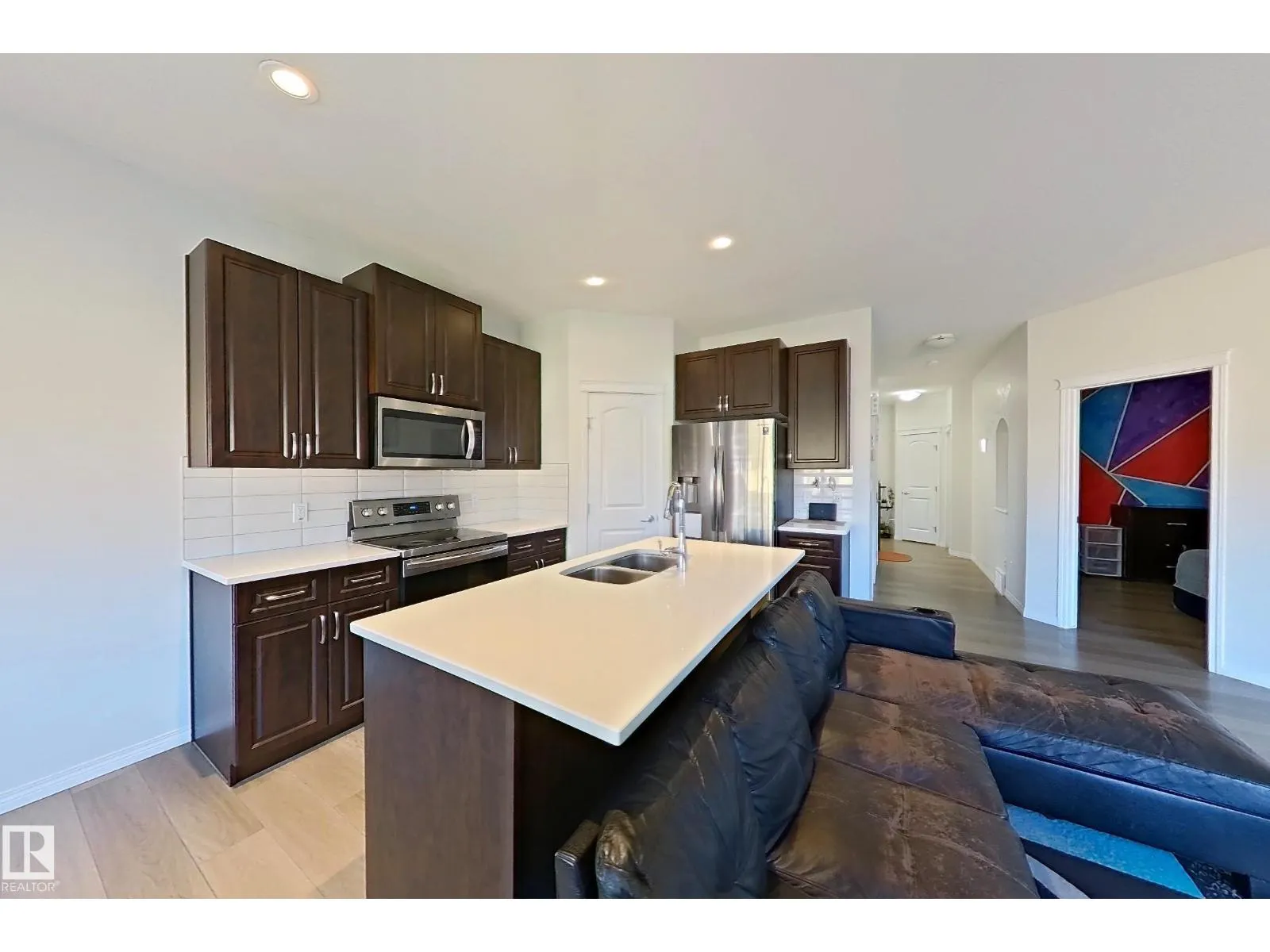 5218 23 AV SW