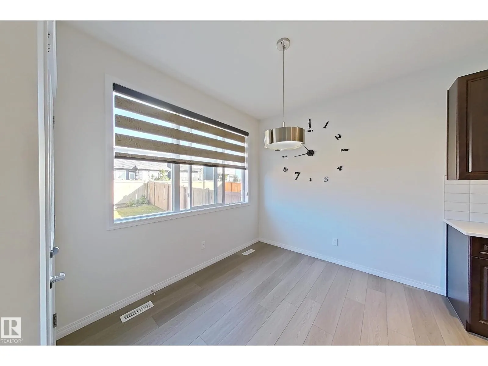 5218 23 AV SW