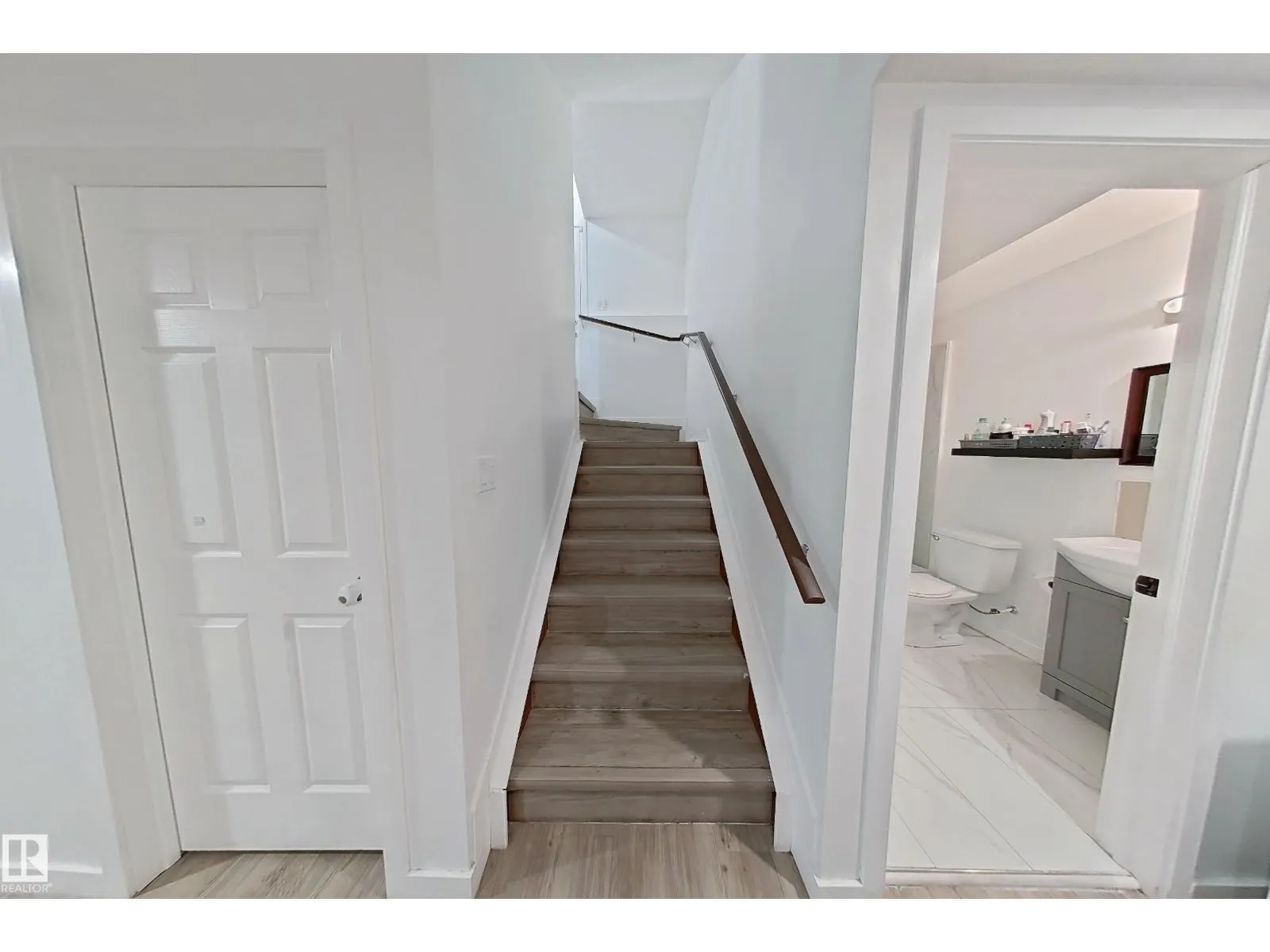 5218 23 AV SW