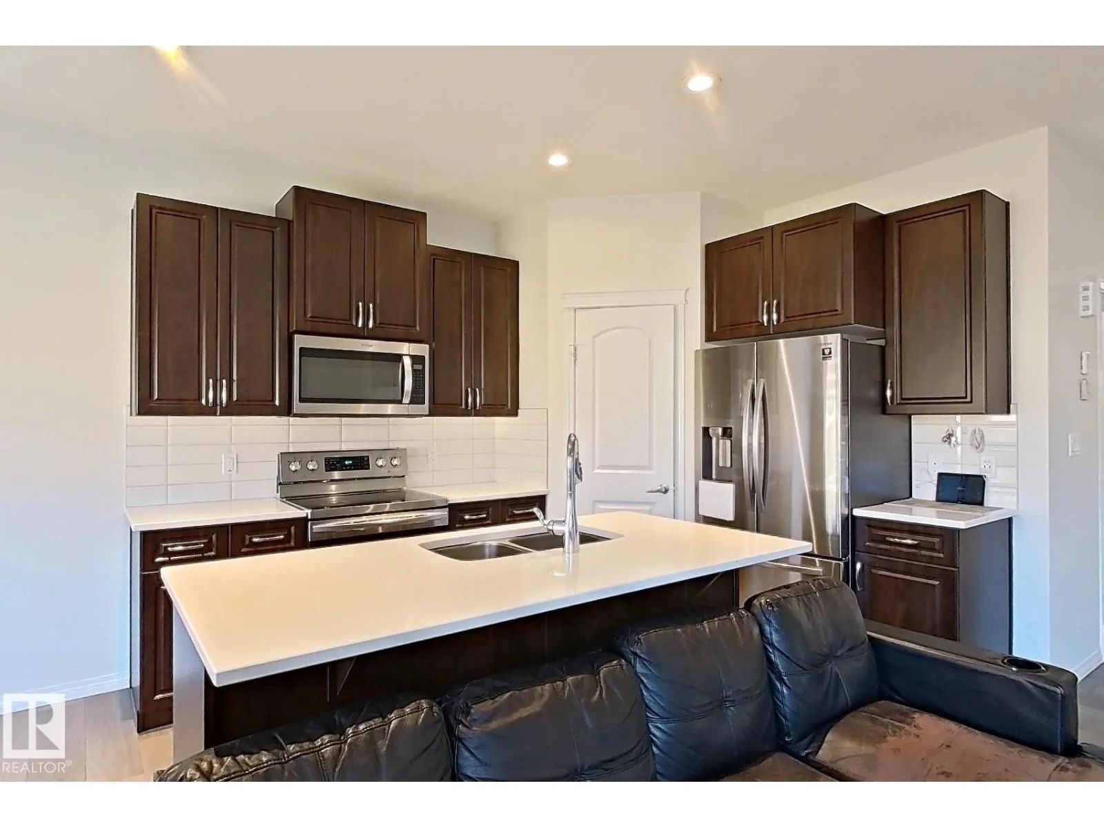 5218 23 AV SW