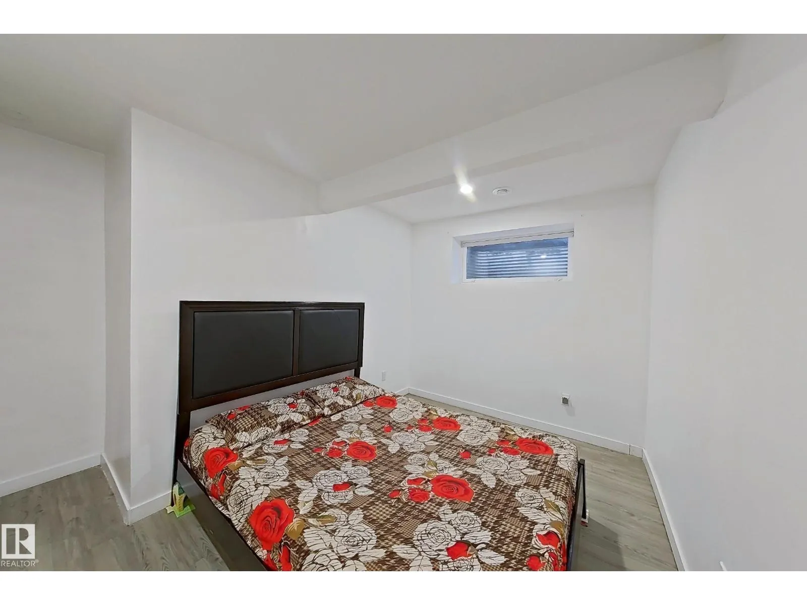 5218 23 AV SW