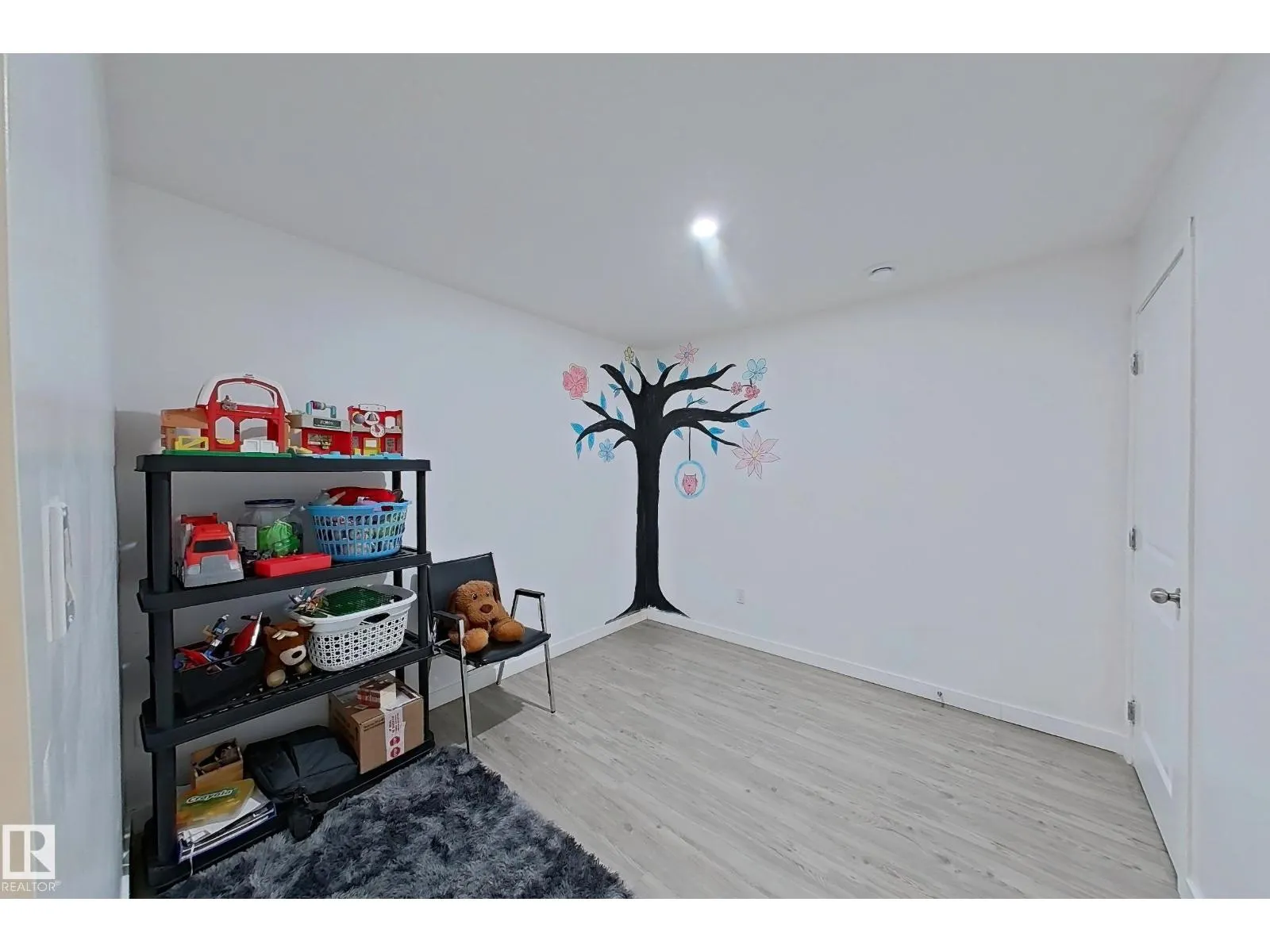 5218 23 AV SW