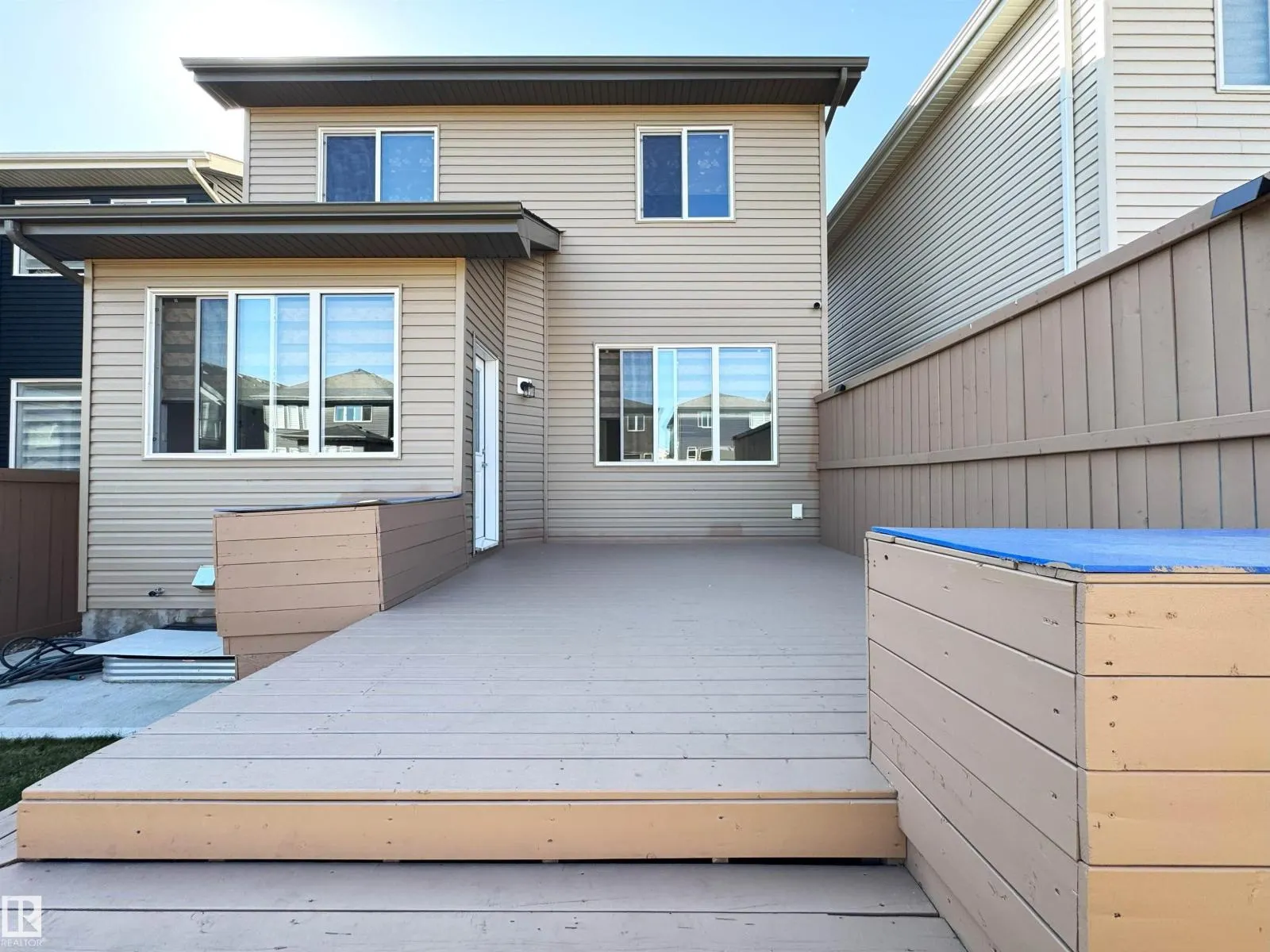 5218 23 AV SW