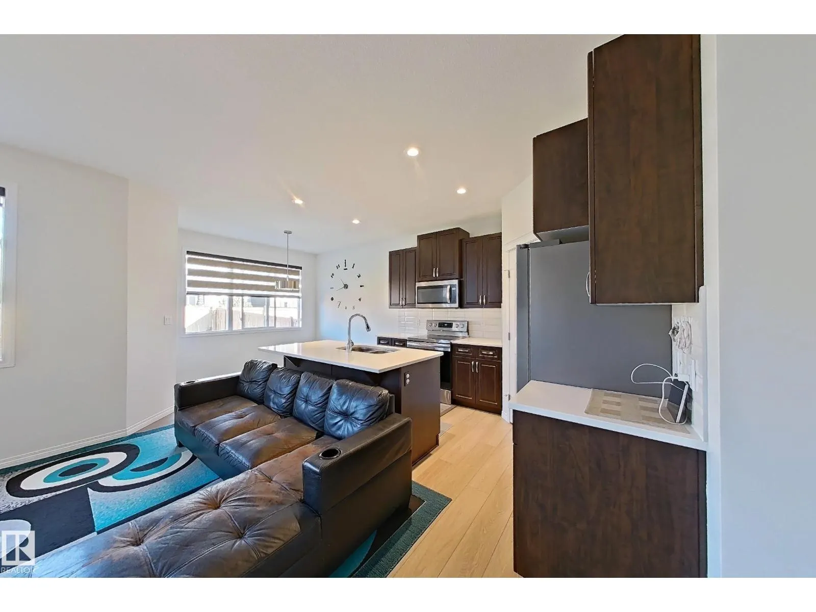 5218 23 AV SW