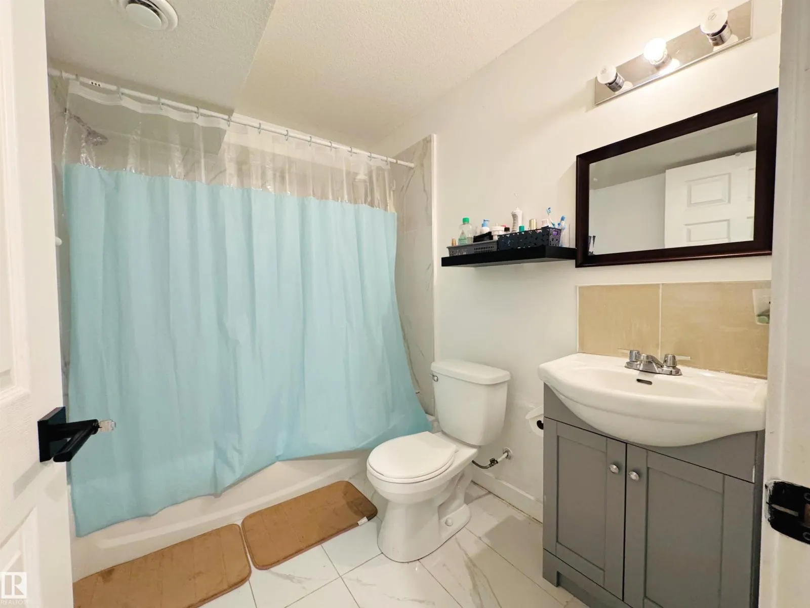 5218 23 AV SW