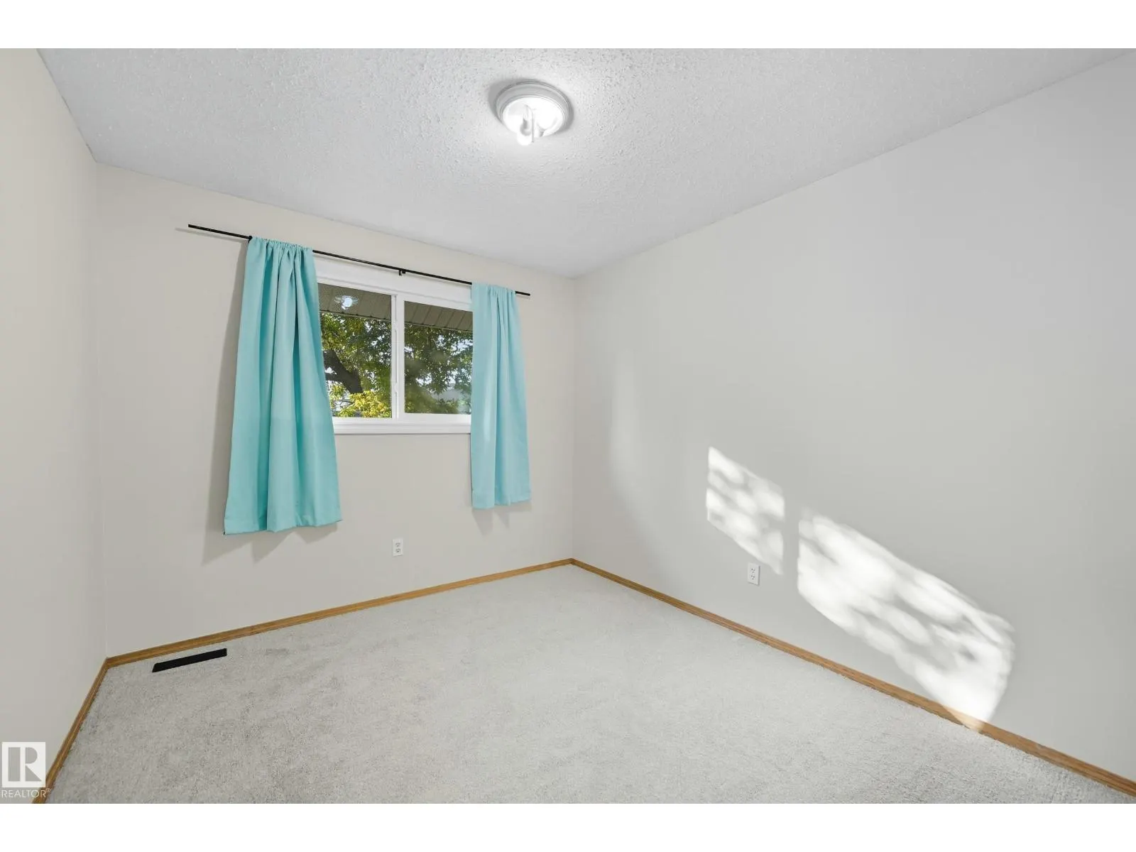 7621 40 AV NW