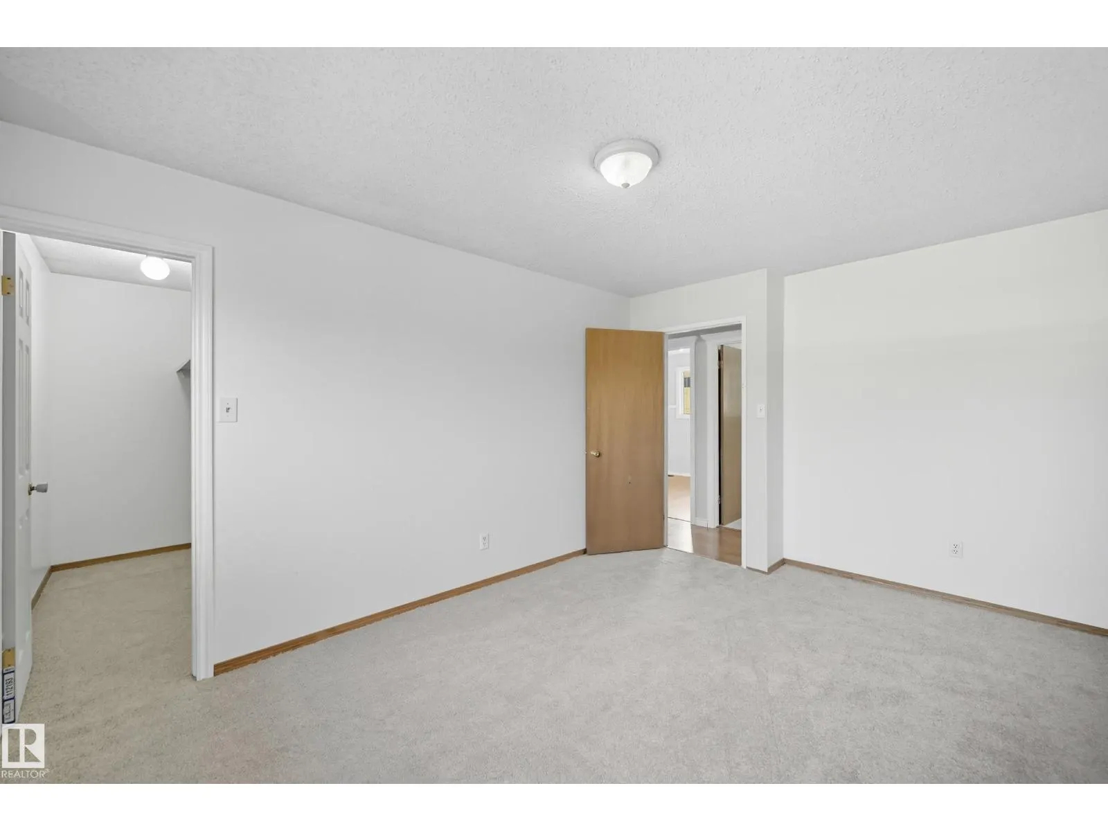 7621 40 AV NW