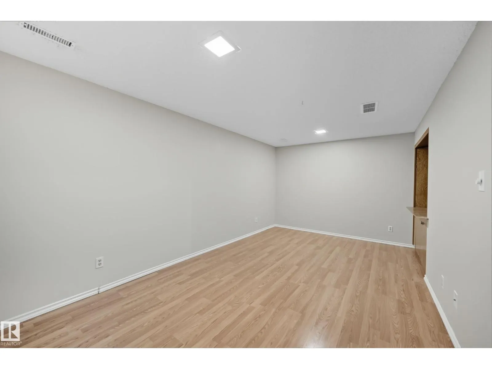 7621 40 AV NW