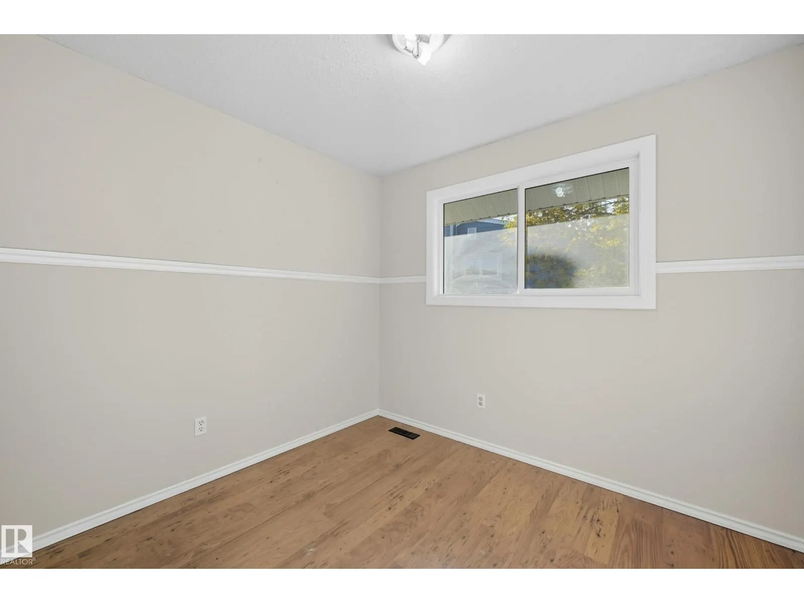 7621 40 AV NW