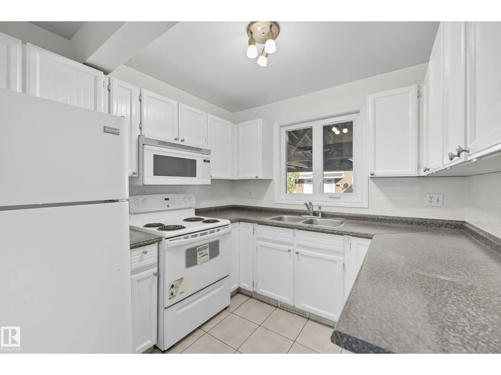 7621 40 AV NW