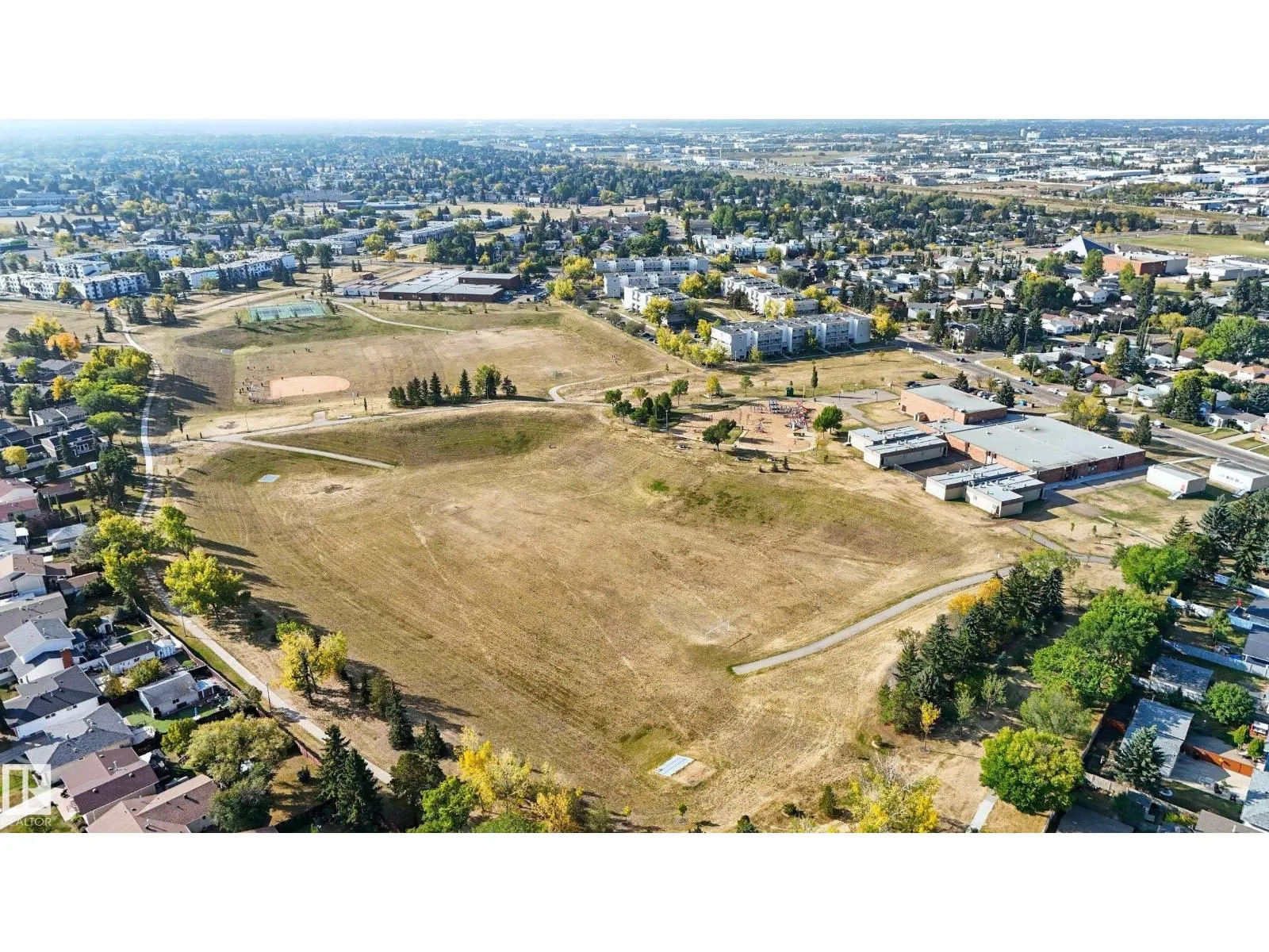 7621 40 AV NW