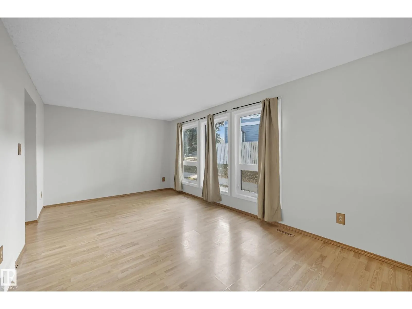 7621 40 AV NW