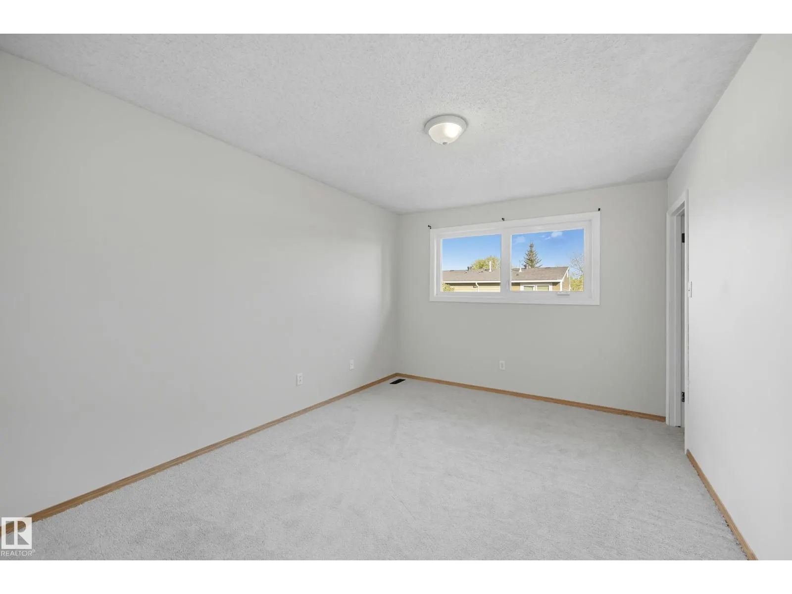 7621 40 AV NW
