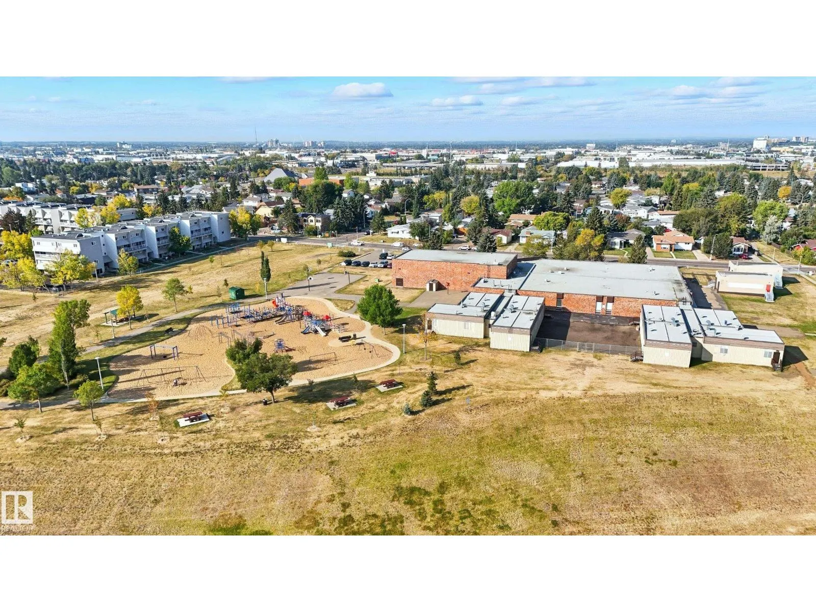 7621 40 AV NW