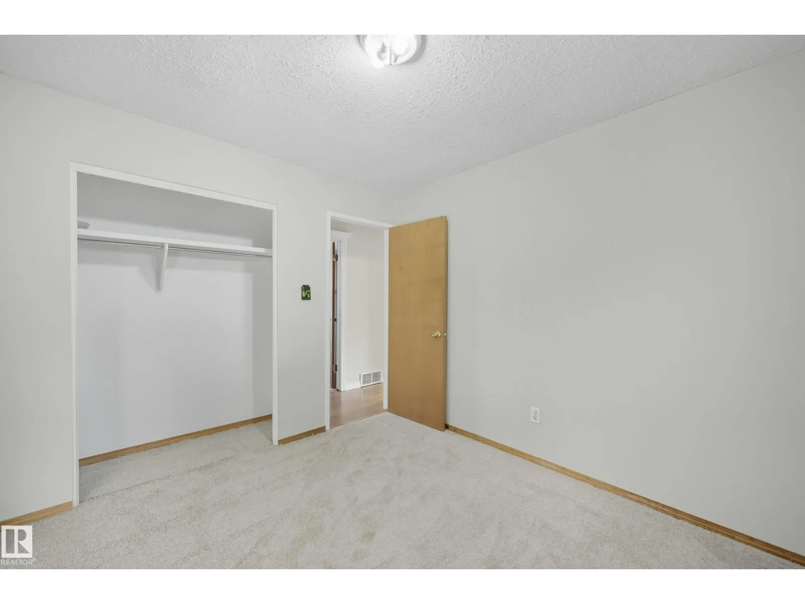 7621 40 AV NW