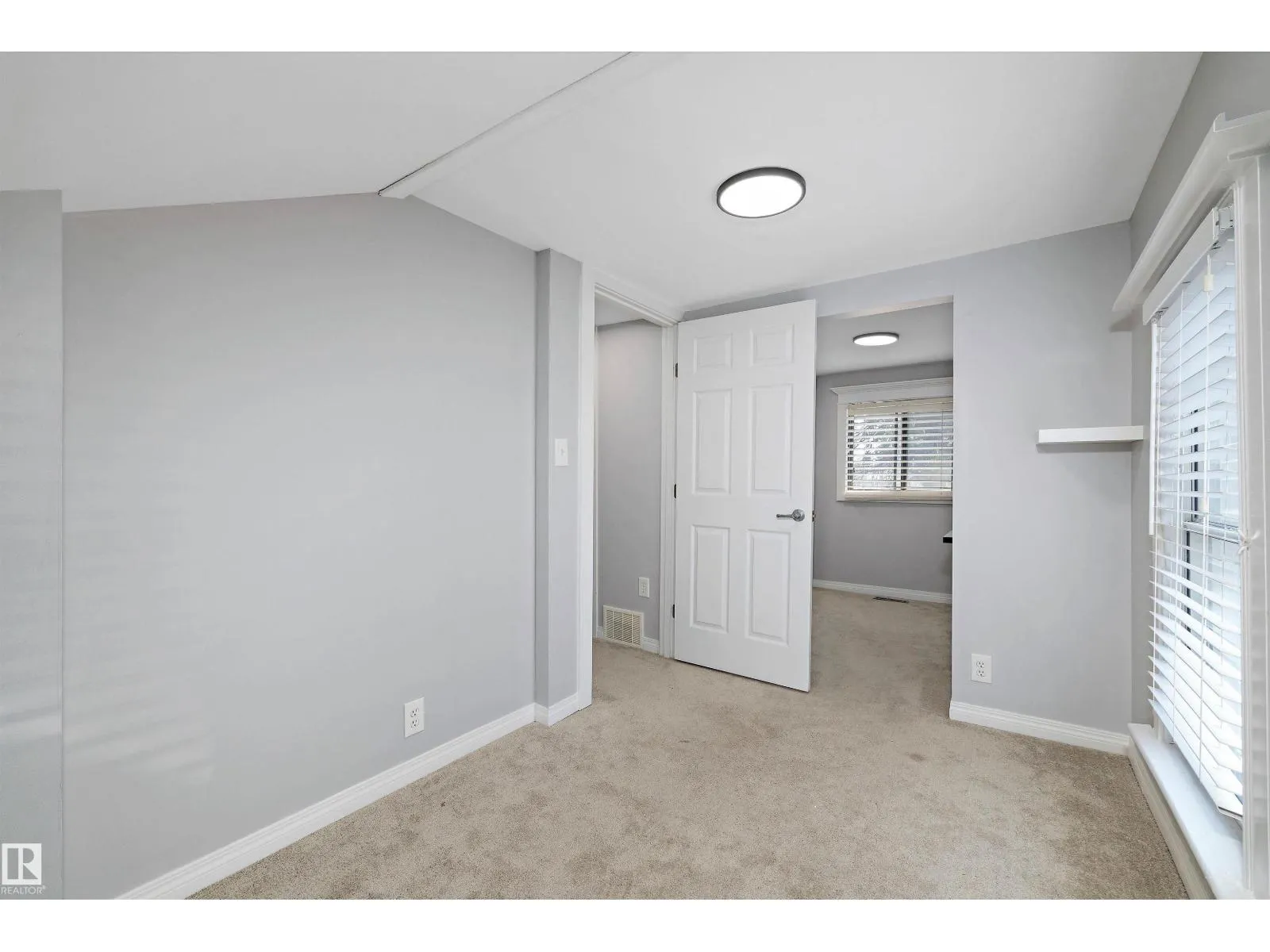 8702 92A AV NW