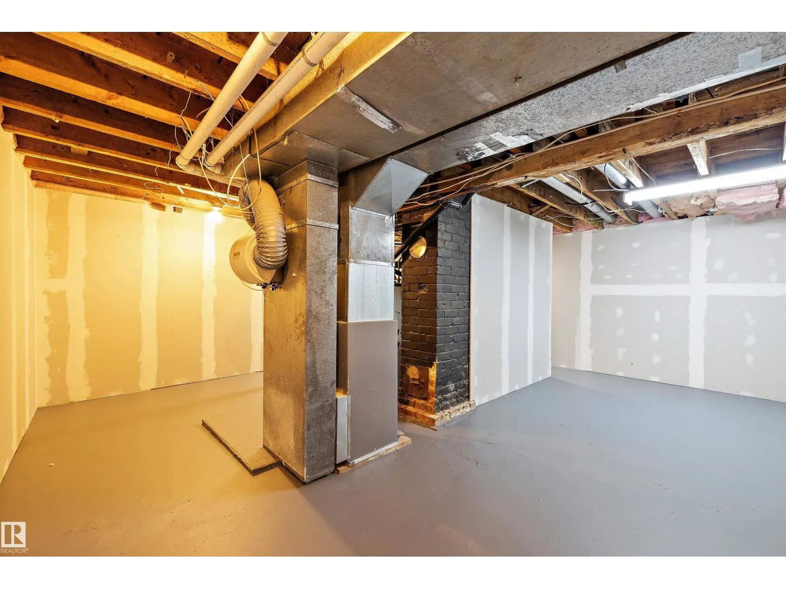 8702 92A AV NW