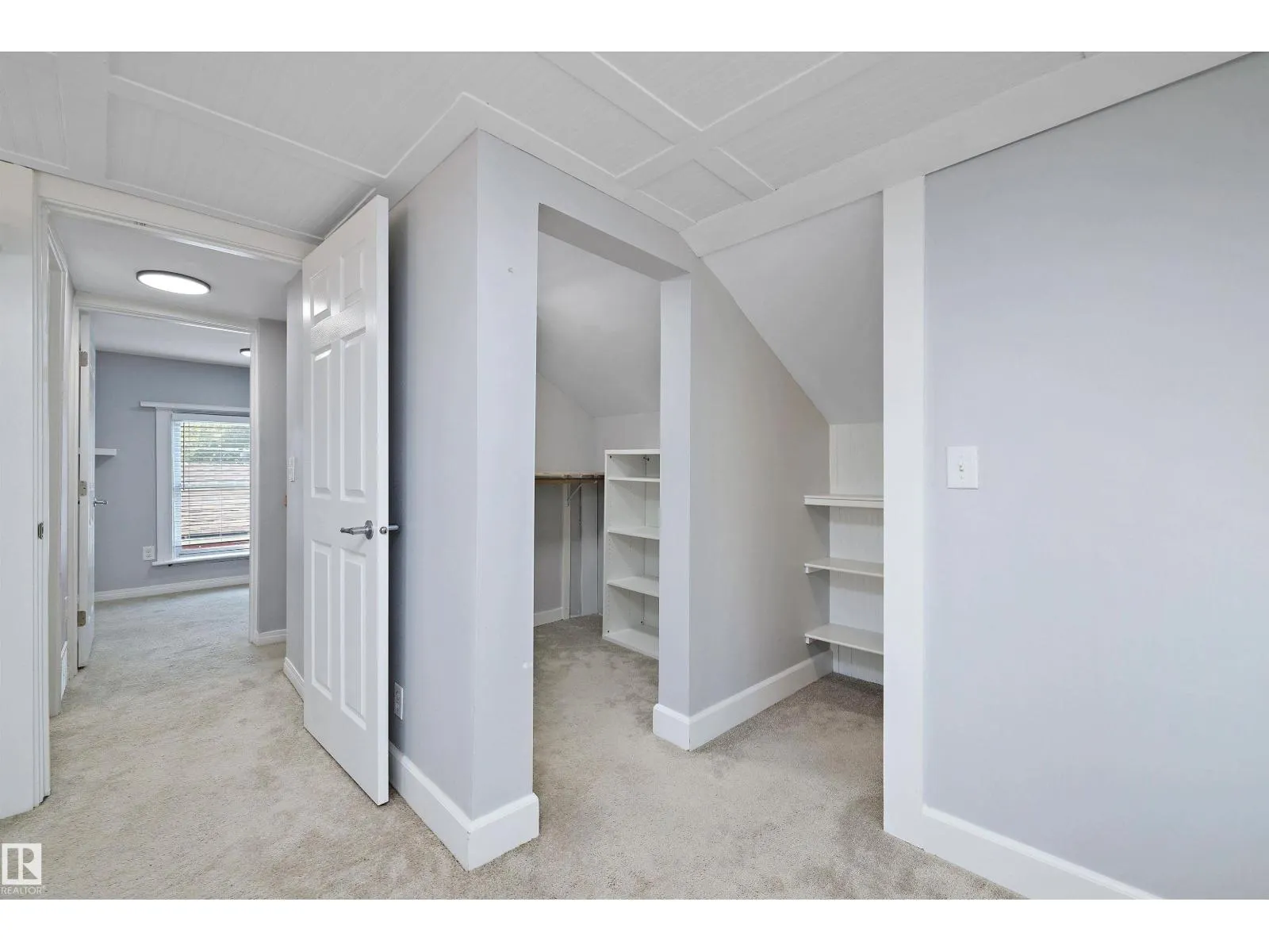 8702 92A AV NW