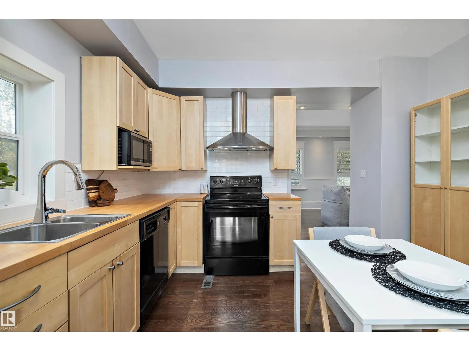 8702 92A AV NW