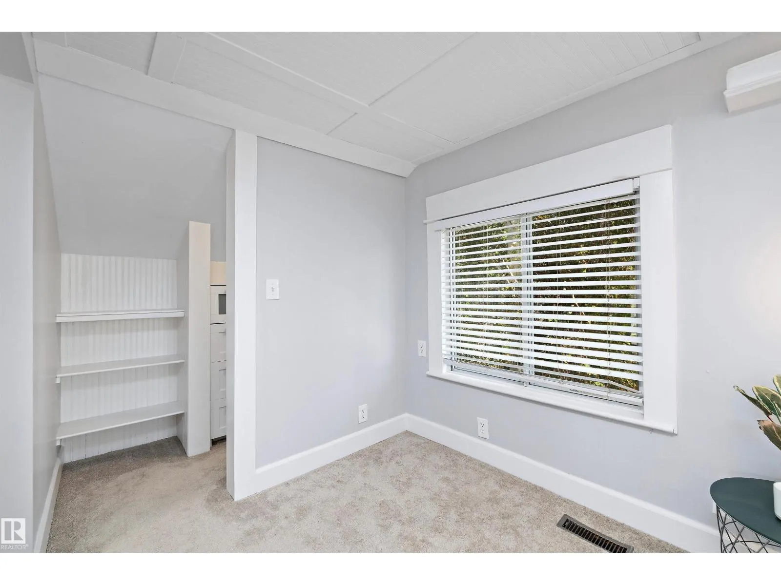 8702 92A AV NW