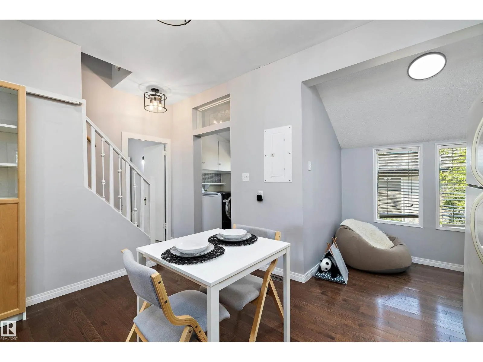 8702 92A AV NW
