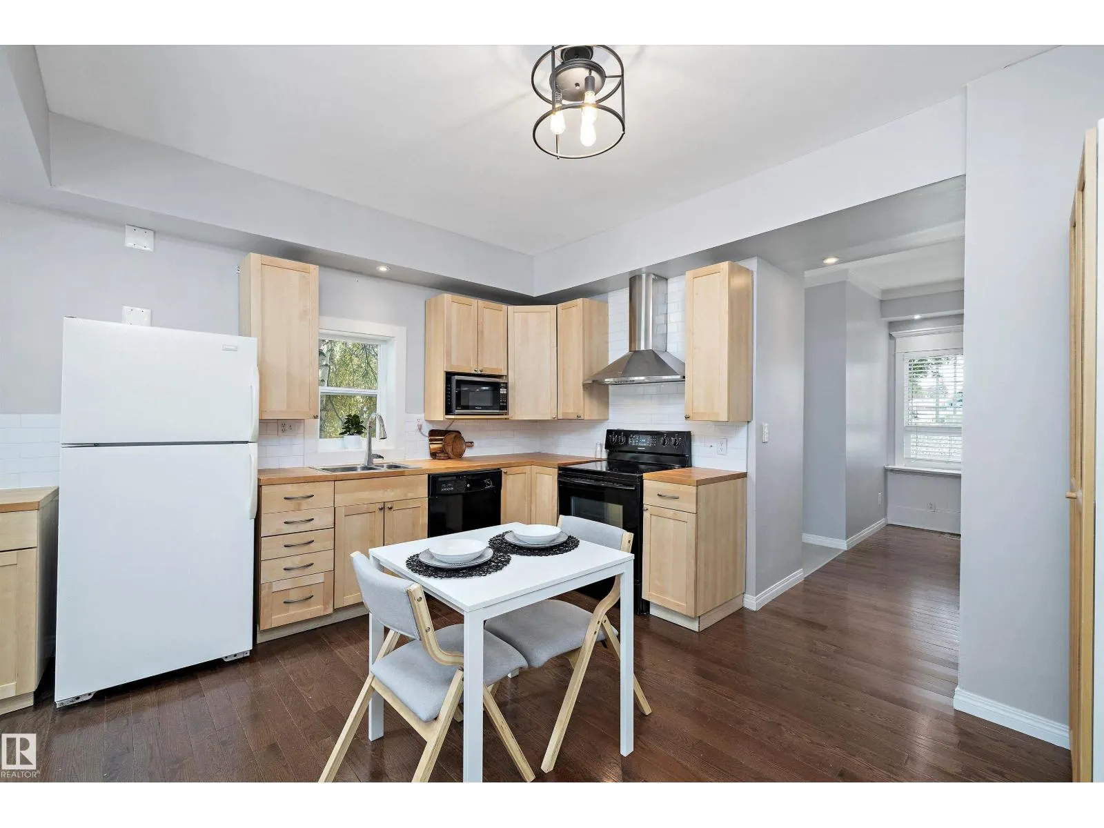 8702 92A AV NW
