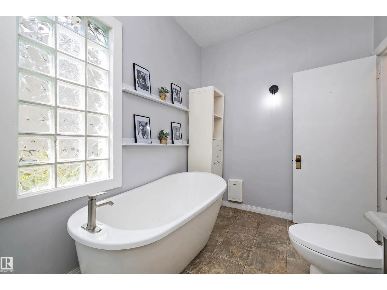 8702 92A AV NW