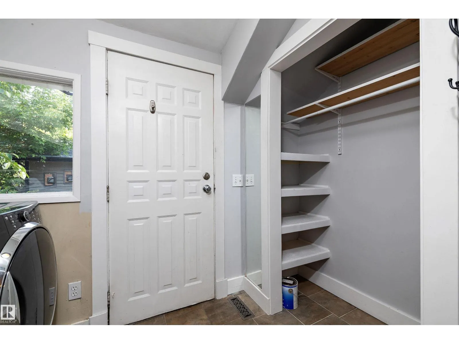 8702 92A AV NW