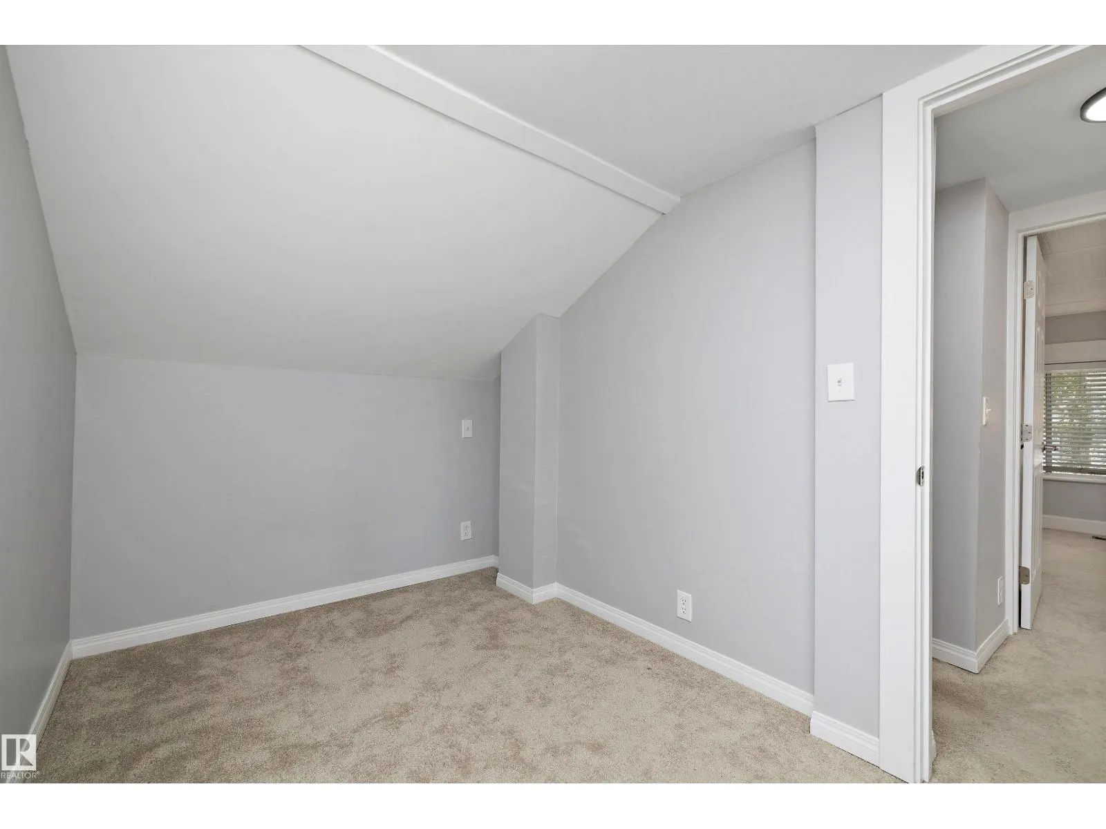 8702 92A AV NW