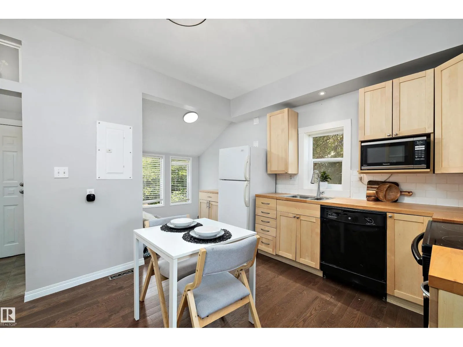 8702 92A AV NW