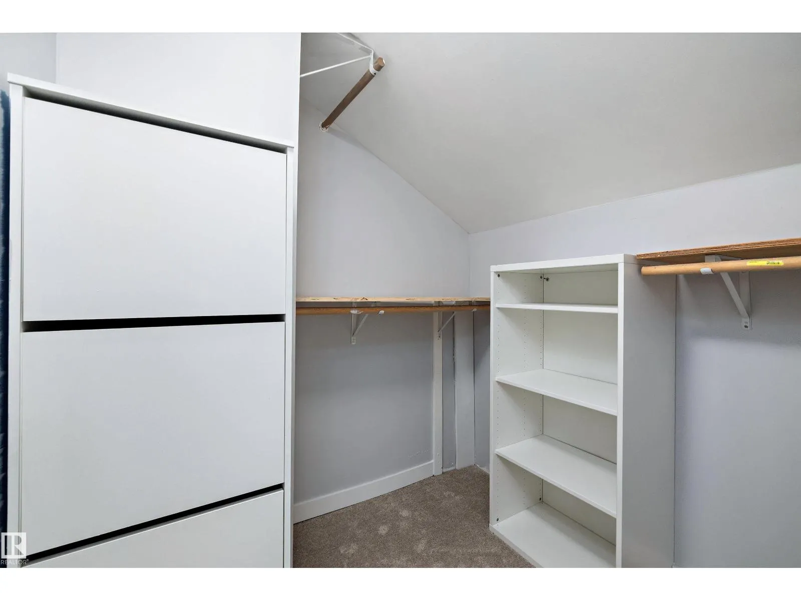 8702 92A AV NW